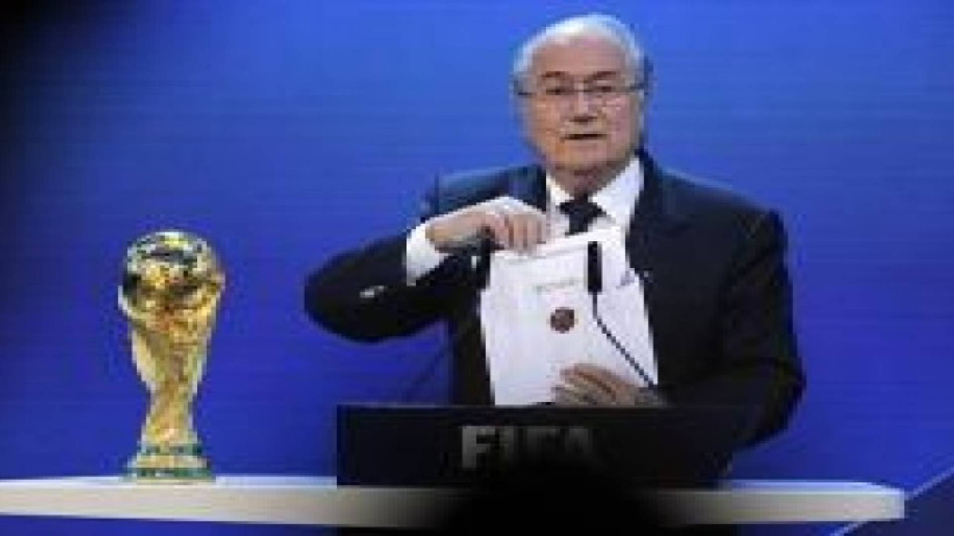 بلاتر يواصل تحدي منتقديه ويحضر قرعة تصفيات كأس العالم في روسيا