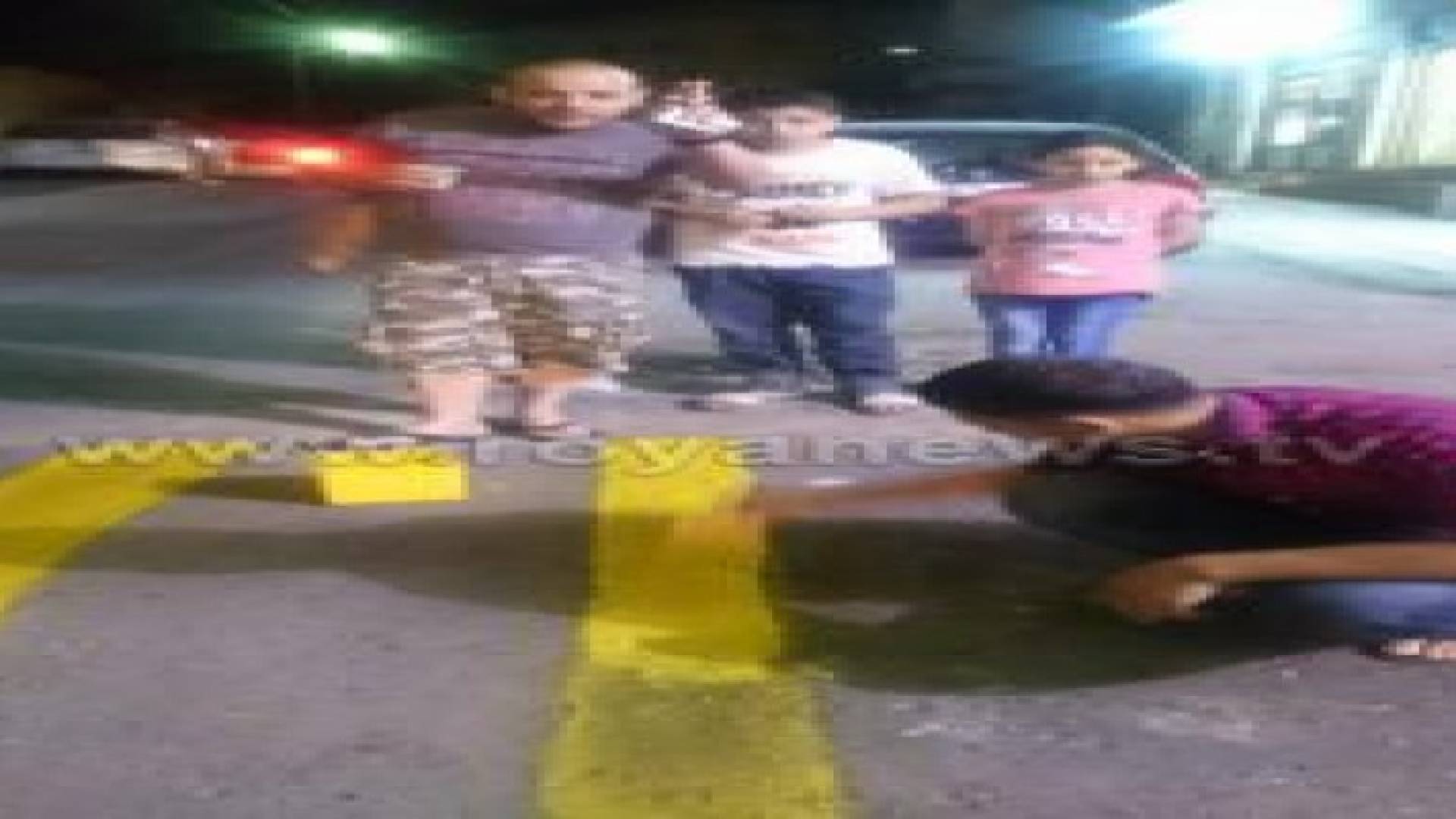 مواطنون في الزرقاء يطلون أحد المطبات للتقليل من الحوادث ... صور