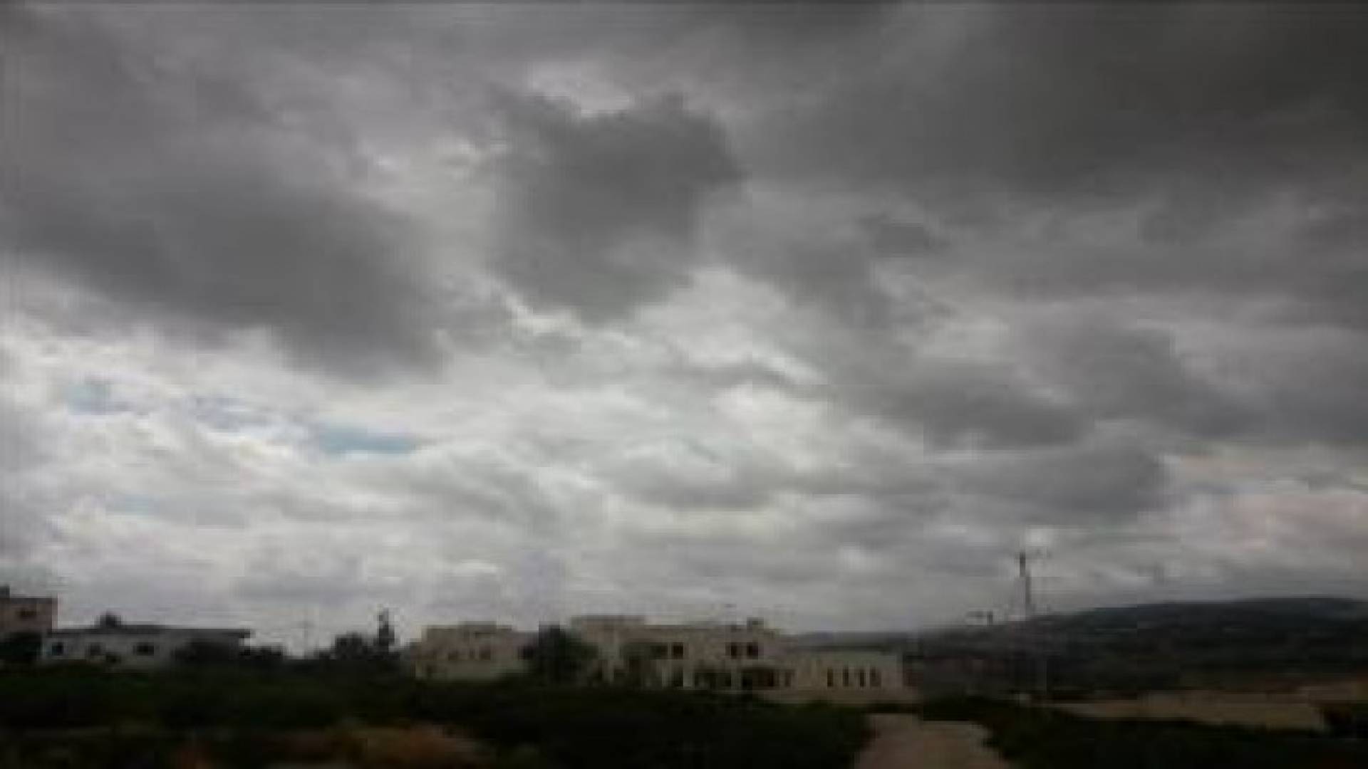 غيوم ورياح نشطة وأجواء مائلة للبرودة .. أجواء أقرب الى الخريفية خلال الأيام القادمة