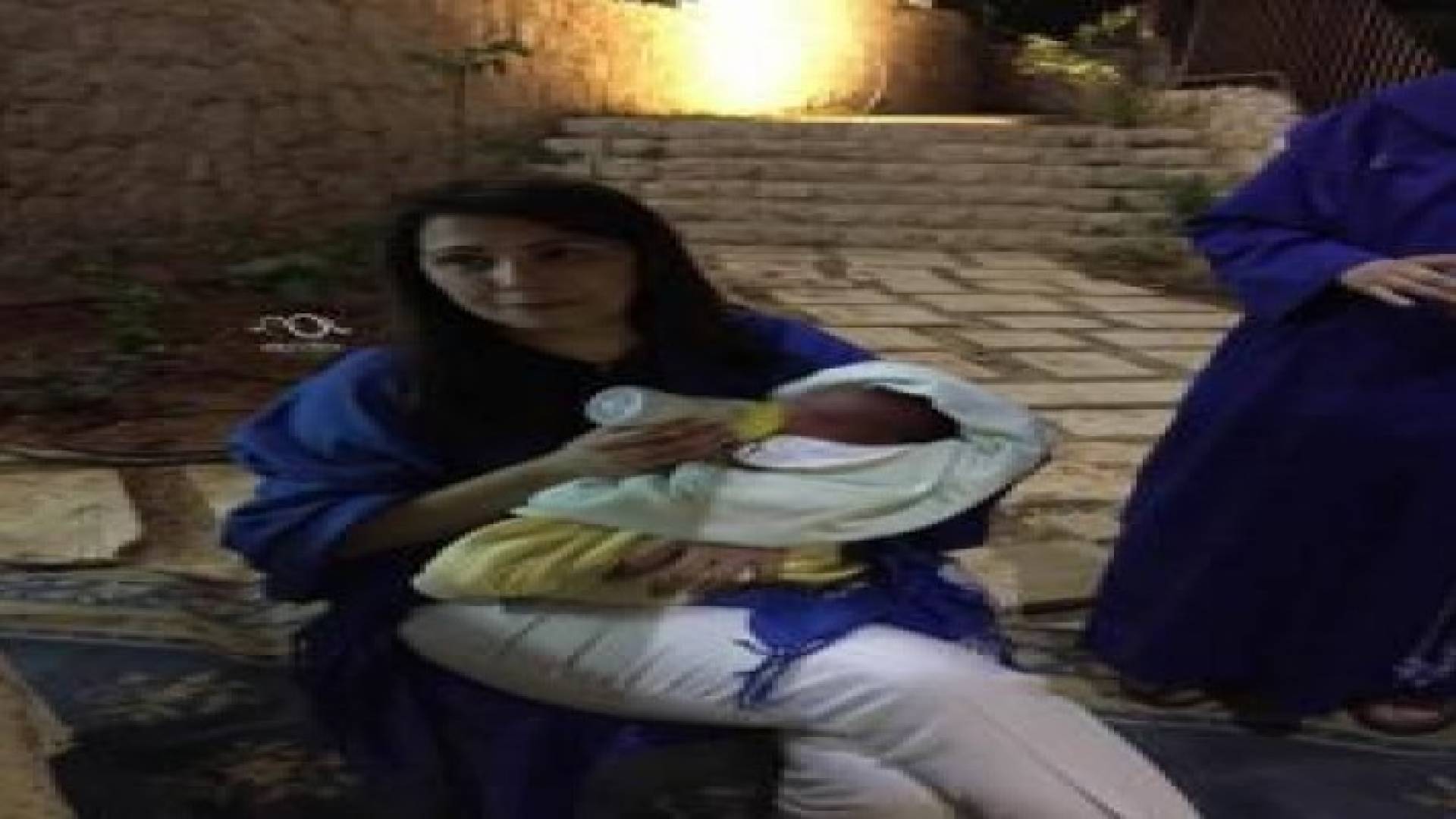 الفنانة اللبنانية ماجدة الرومي تحتضن طفلة