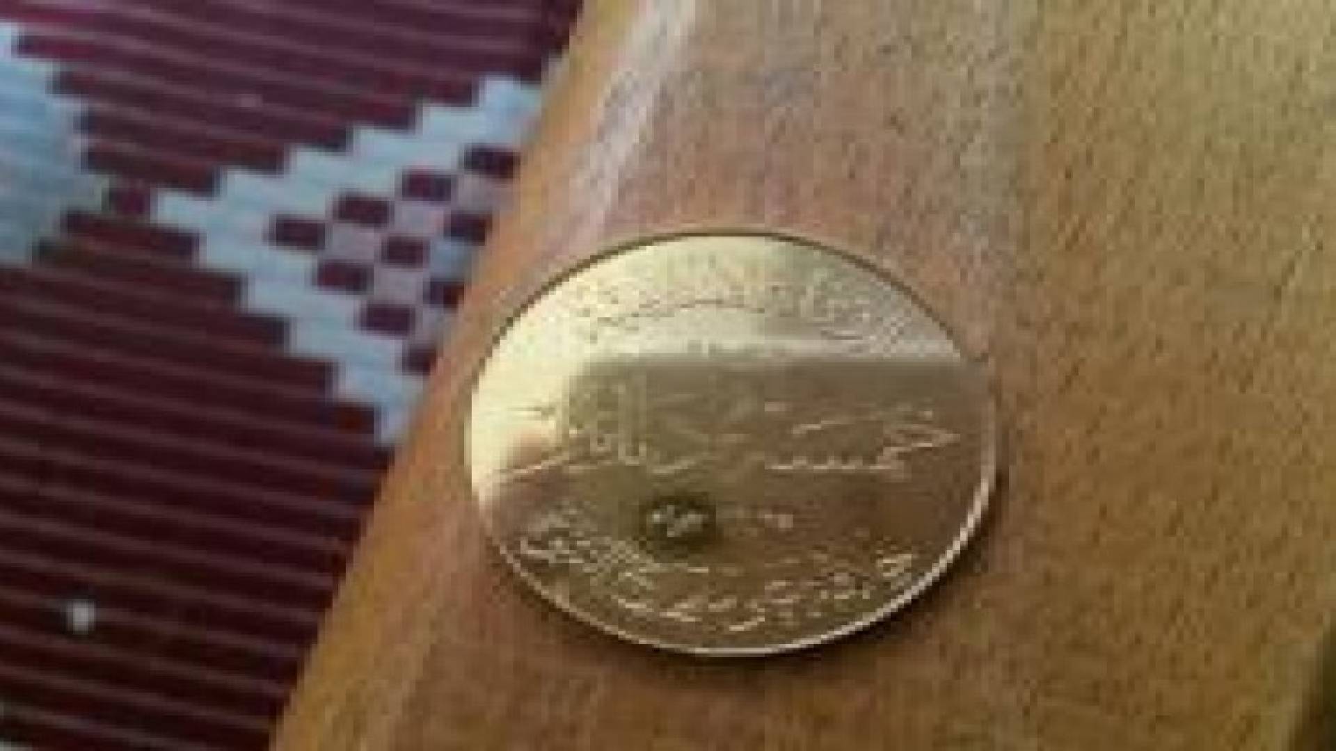 شاهد بالصور: تنظيم "داعش" يصك عملته الذهبية مع خريطة العالم على الوجه