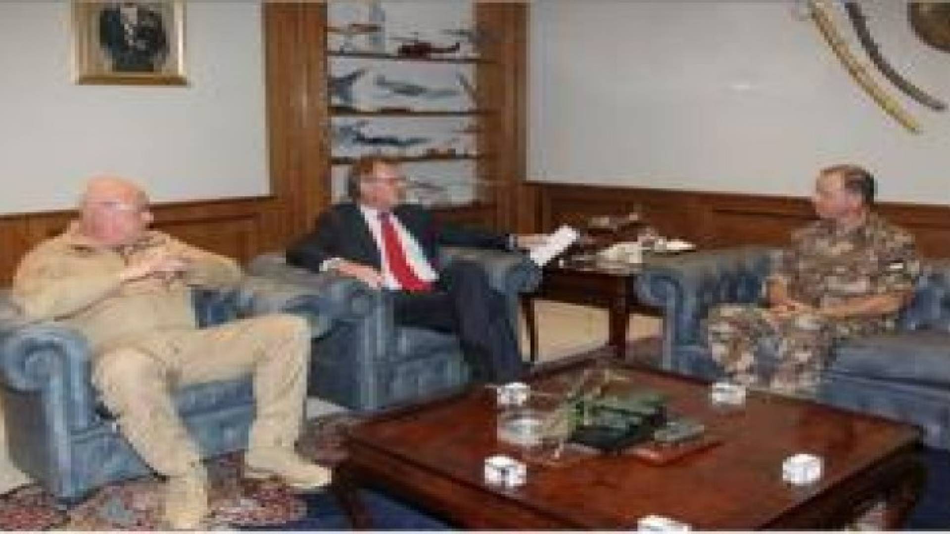 الامير فيصل يستقبل قائد سلاح الجو الملكي الهولندي