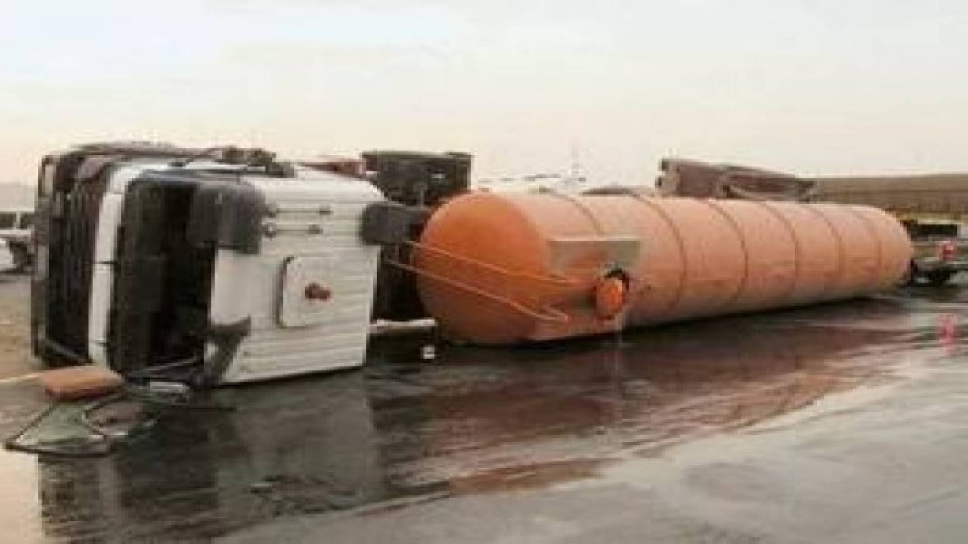 وفاة شخص اثر حادث تدهور صهريج في العقبة