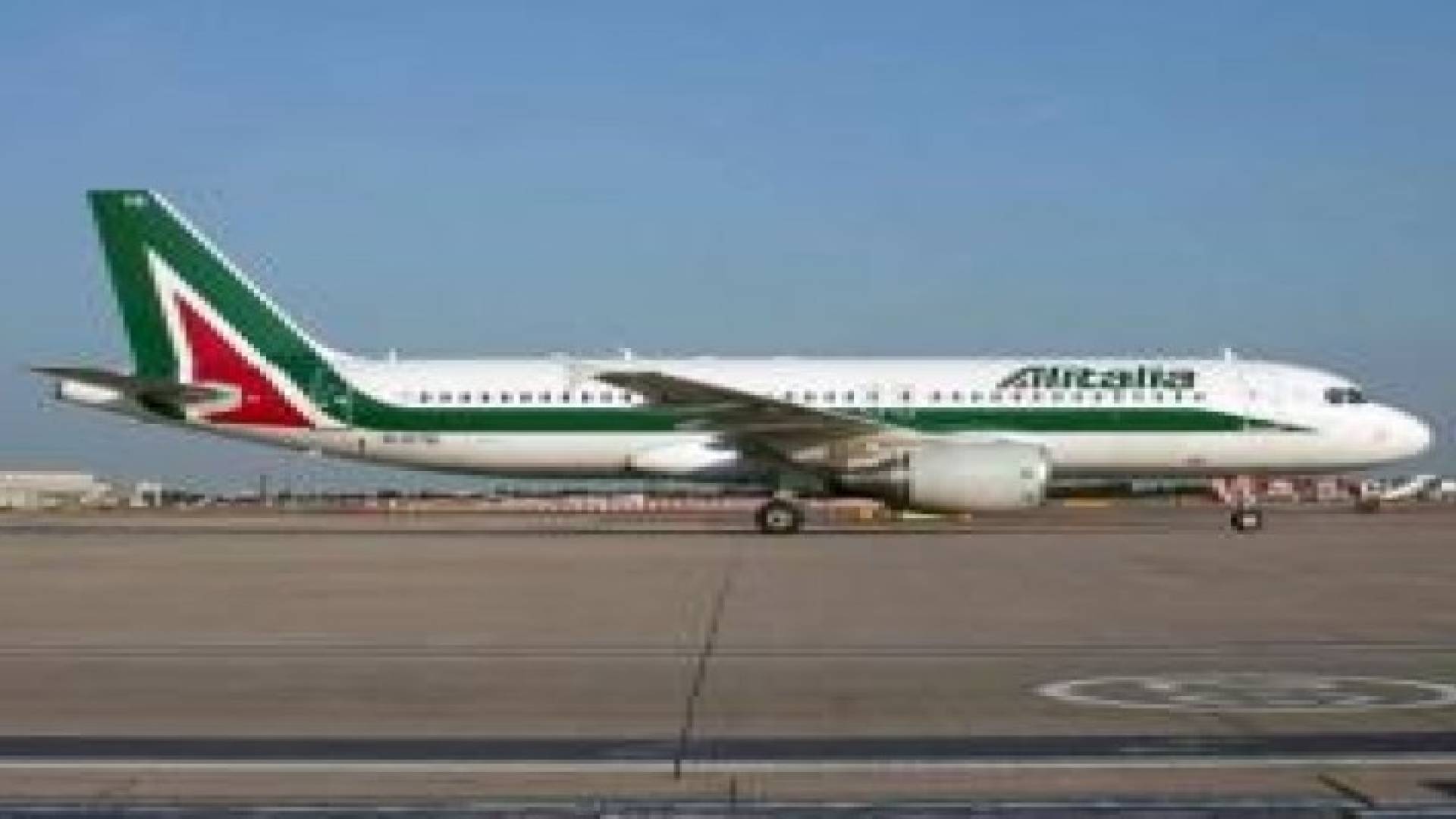 طيار إيطالي يثير الذعر في مطار تل أبيب بعبارة " أهلا بكم في فلسطين"