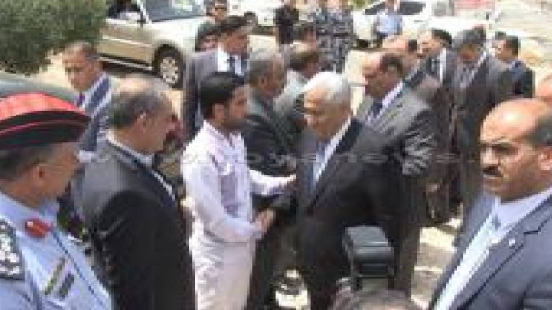 بالصور: رئيس الوزراء وعدد من الوزراء يقدمون العزاء بالشهيد الحوراني