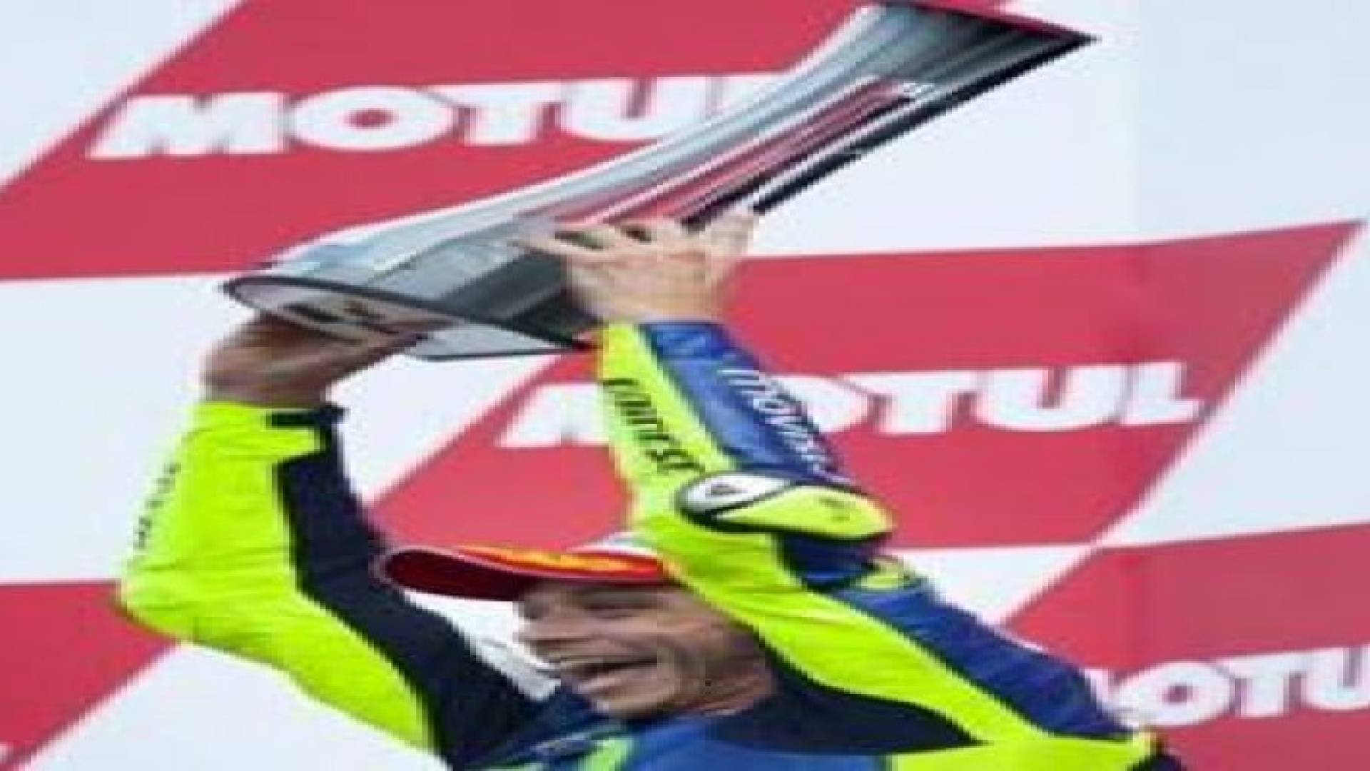 روسي يفوز بسباق هولندا للدراجات النارية