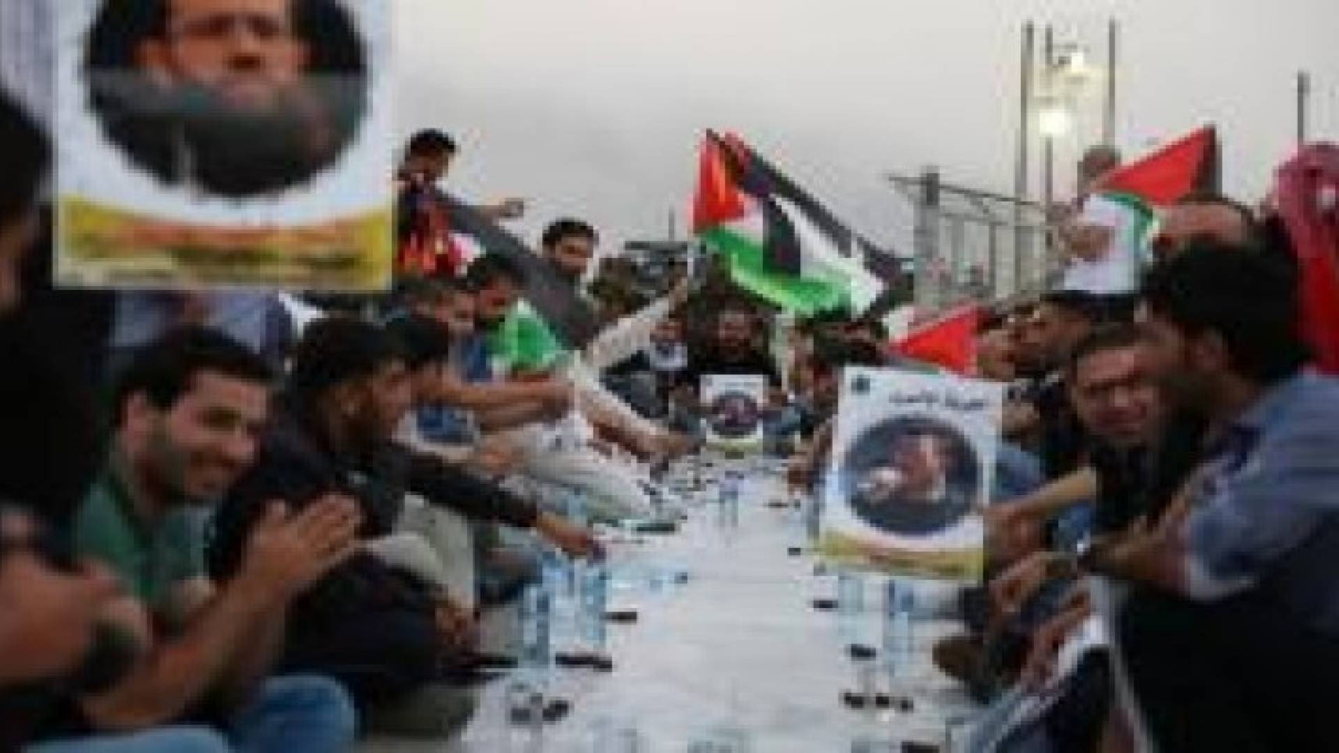 إفطار جماعي أمام سجن "عوفر" الإسرائيلي بالضفة تضامنا مع "خضر عدنان"