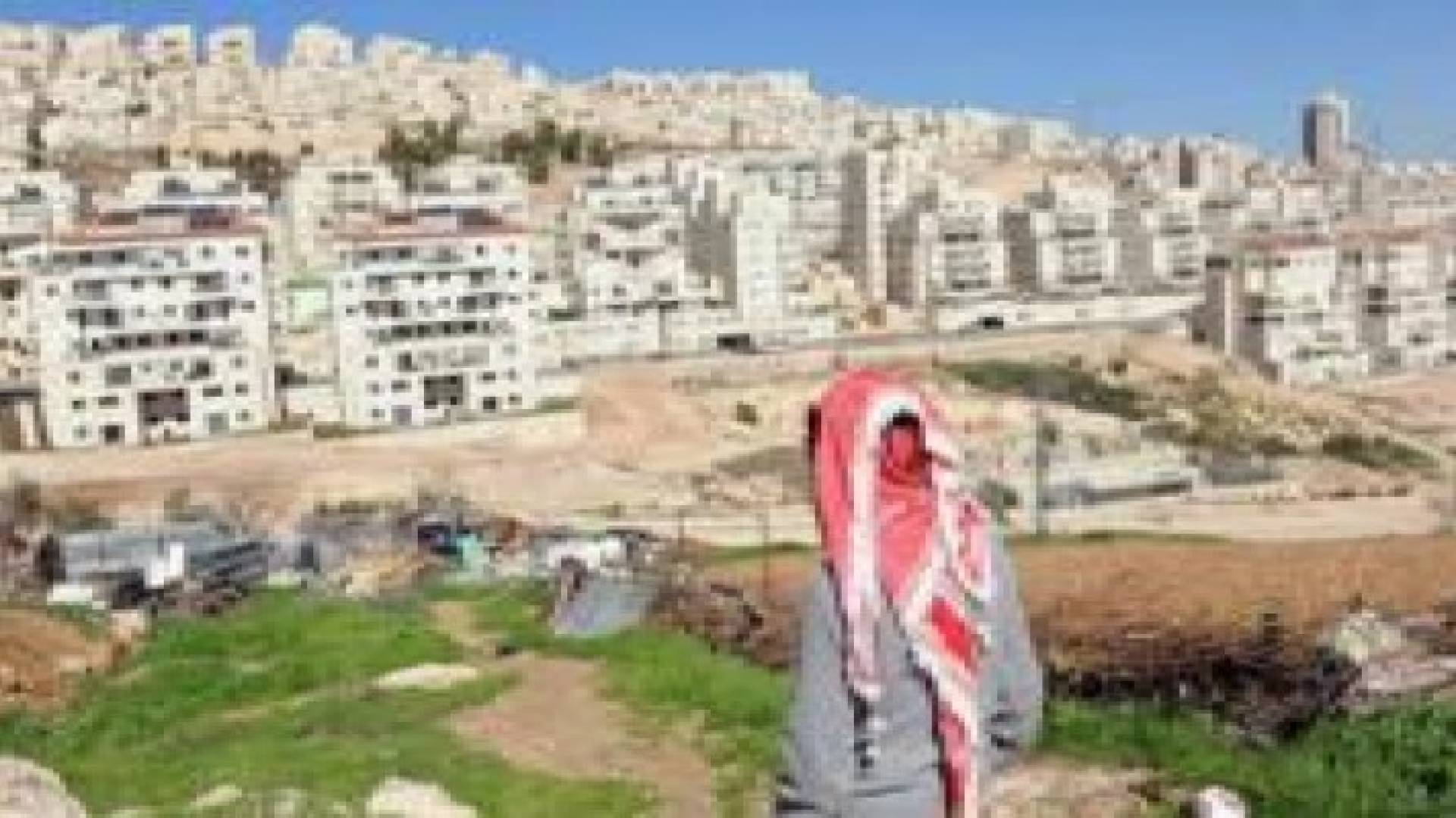 هآرتس: الكشف عن أكبر شبكات بيع الأراضي الفلسطينية بإسرائيل