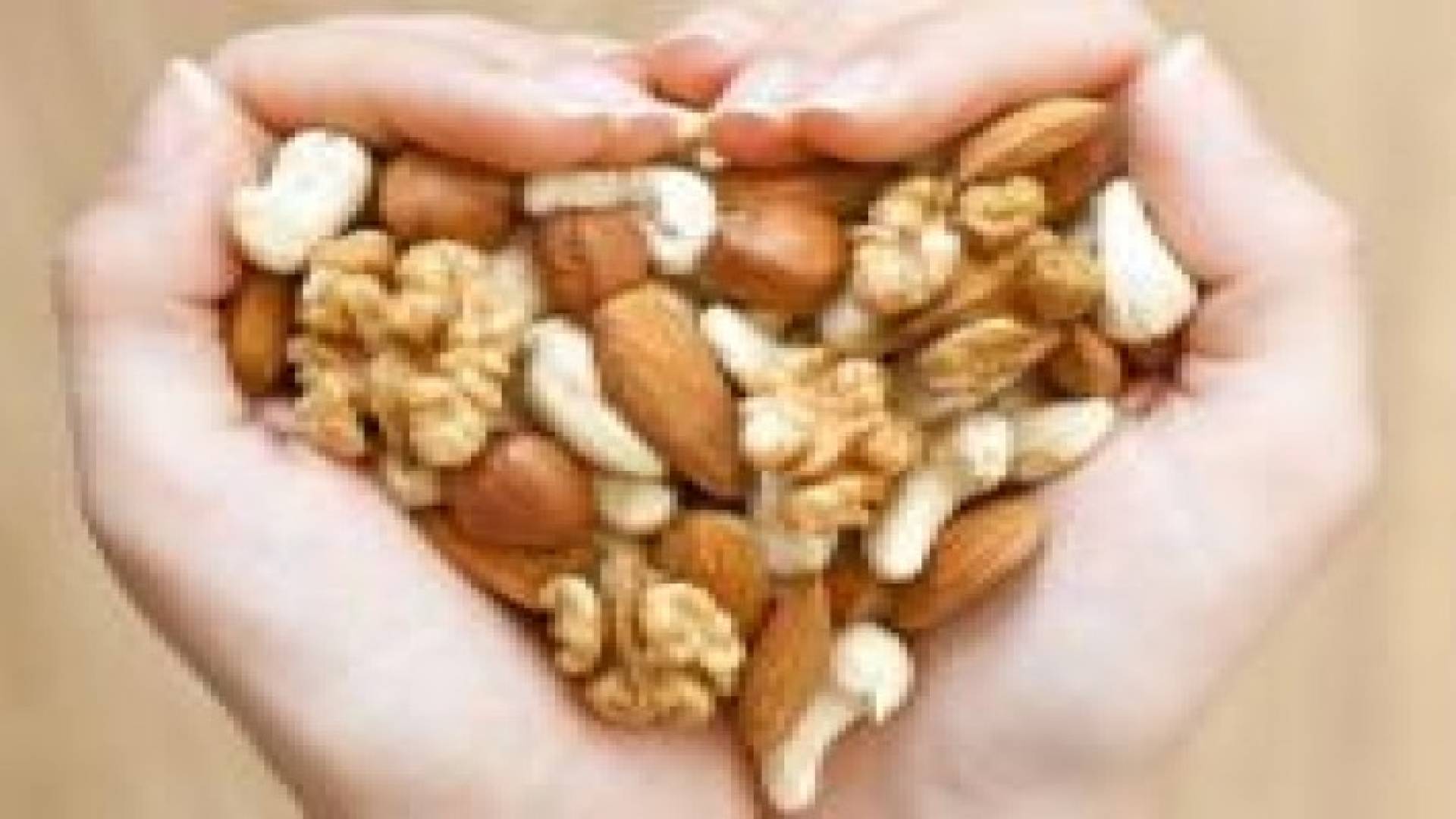 لهذه الأسباب.. تناول حفنة مكسرات يوميا