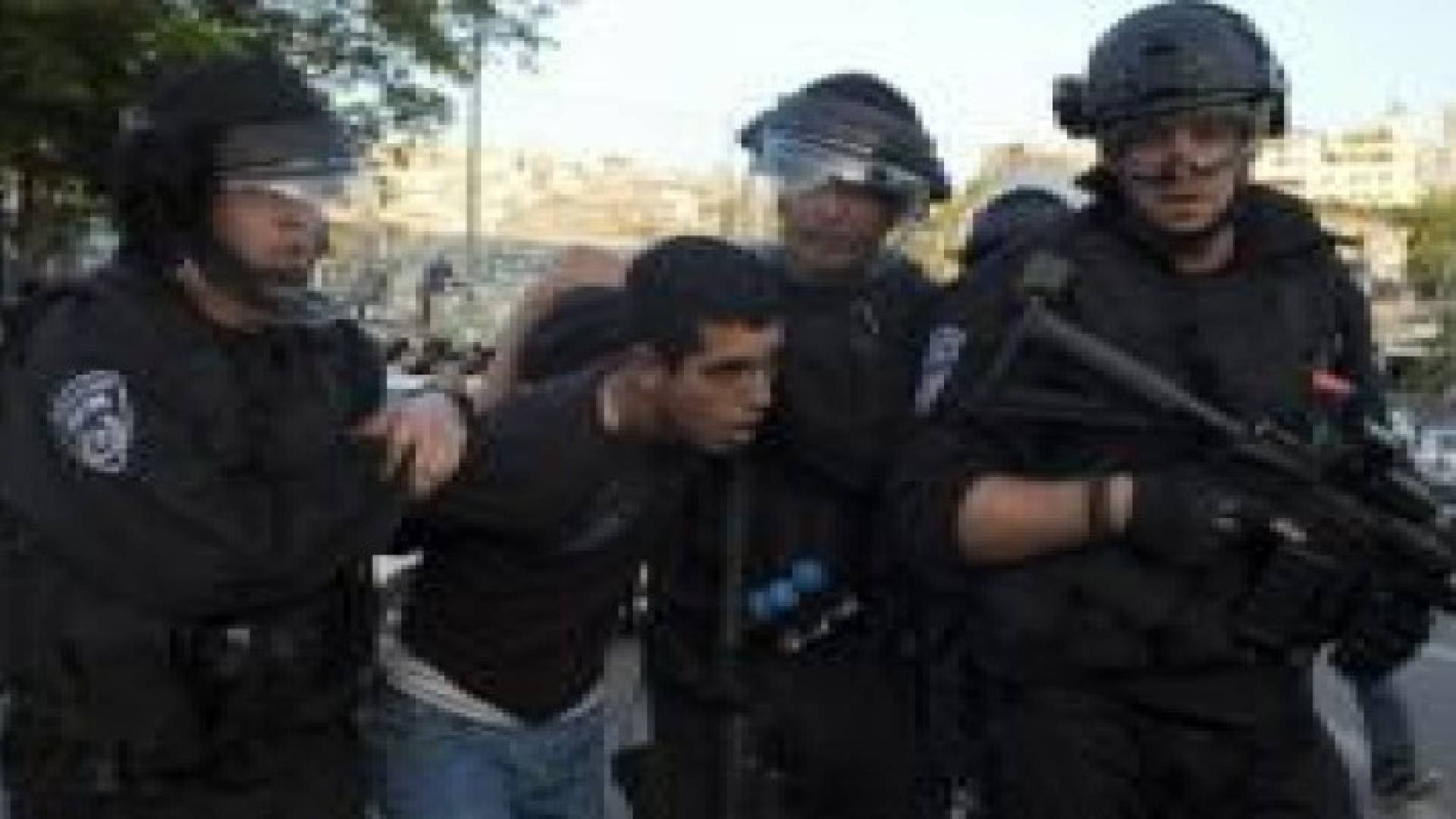 الشرطة الإسرائيلية تعتقل فلسطينيا في القدس بحوزته بندقية