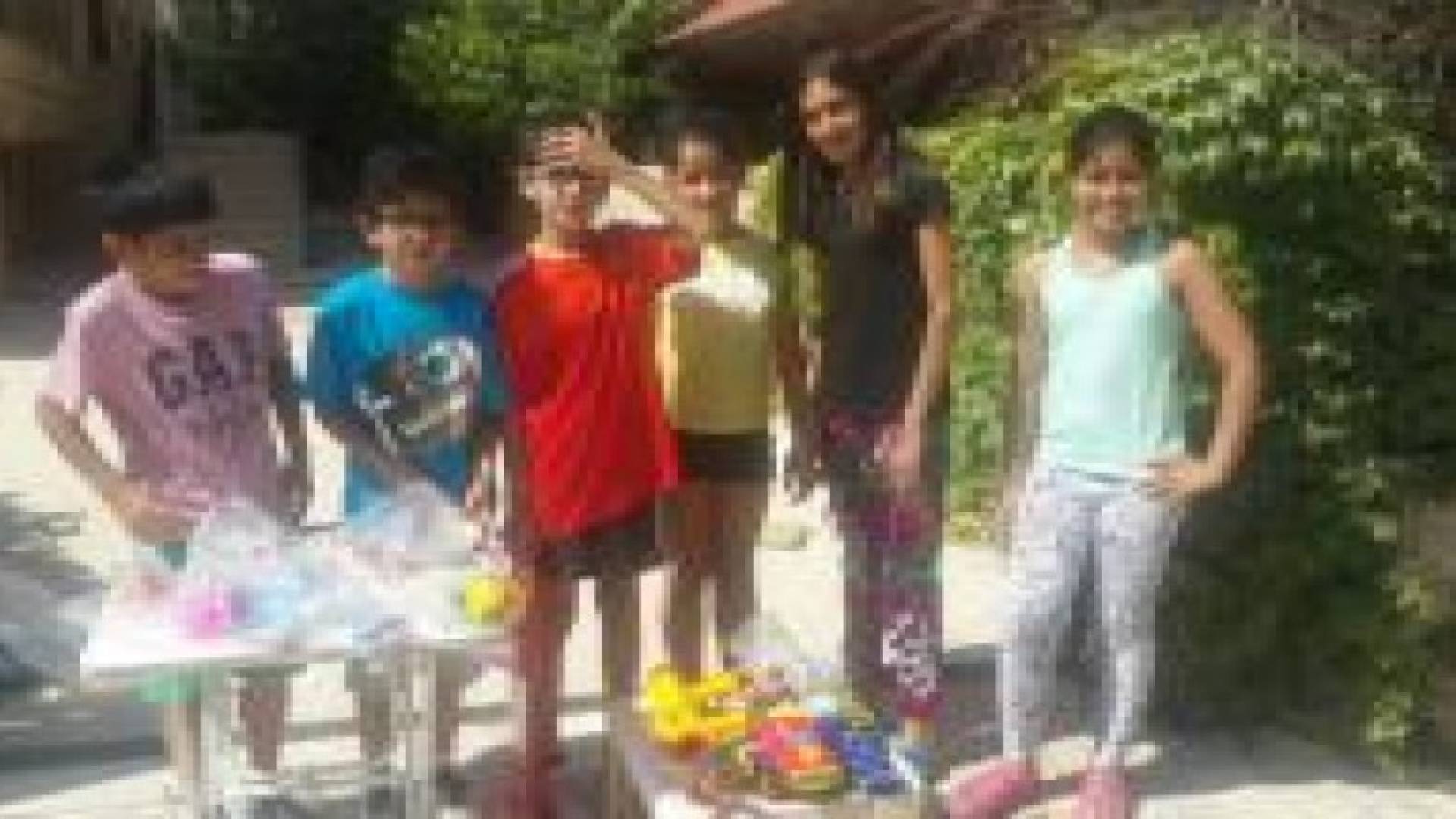 بالصور .. أطفال يعرضون ألعابهم للبيع للتبرع للأيتام في رمضان