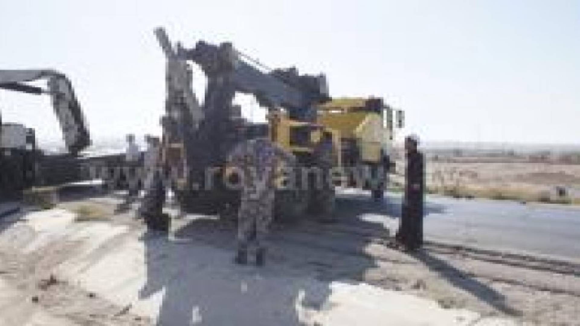 انقلاب شاحنة على الطريق الصحراوي. . صور