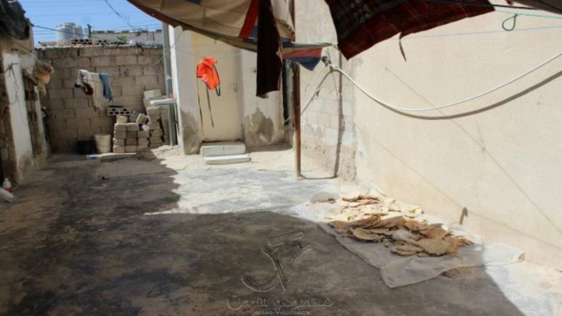 "متطوعو الأردن" يوزعون طرود الخير في الزرقاء.. صور