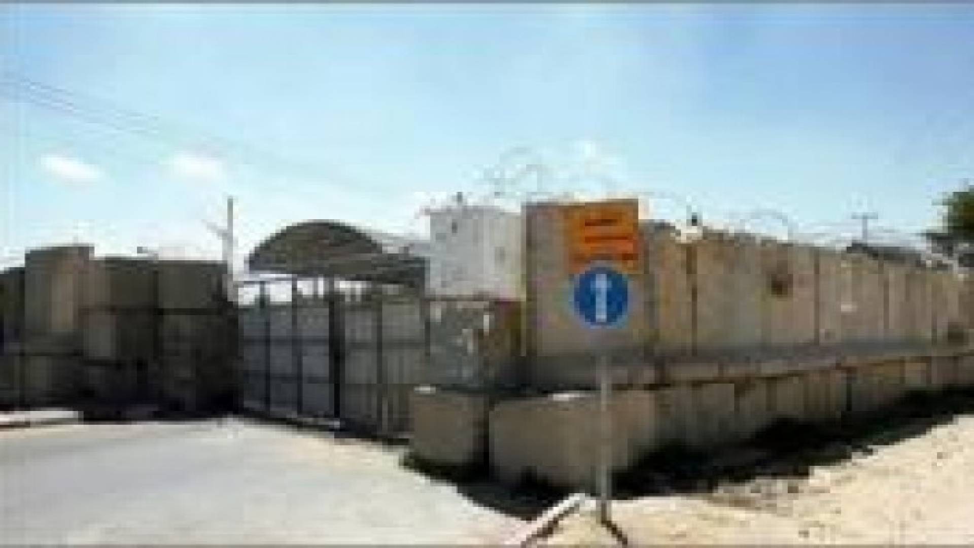 الاحتلال يغلق معبر كرم ابو سالم مع قطاع غزة