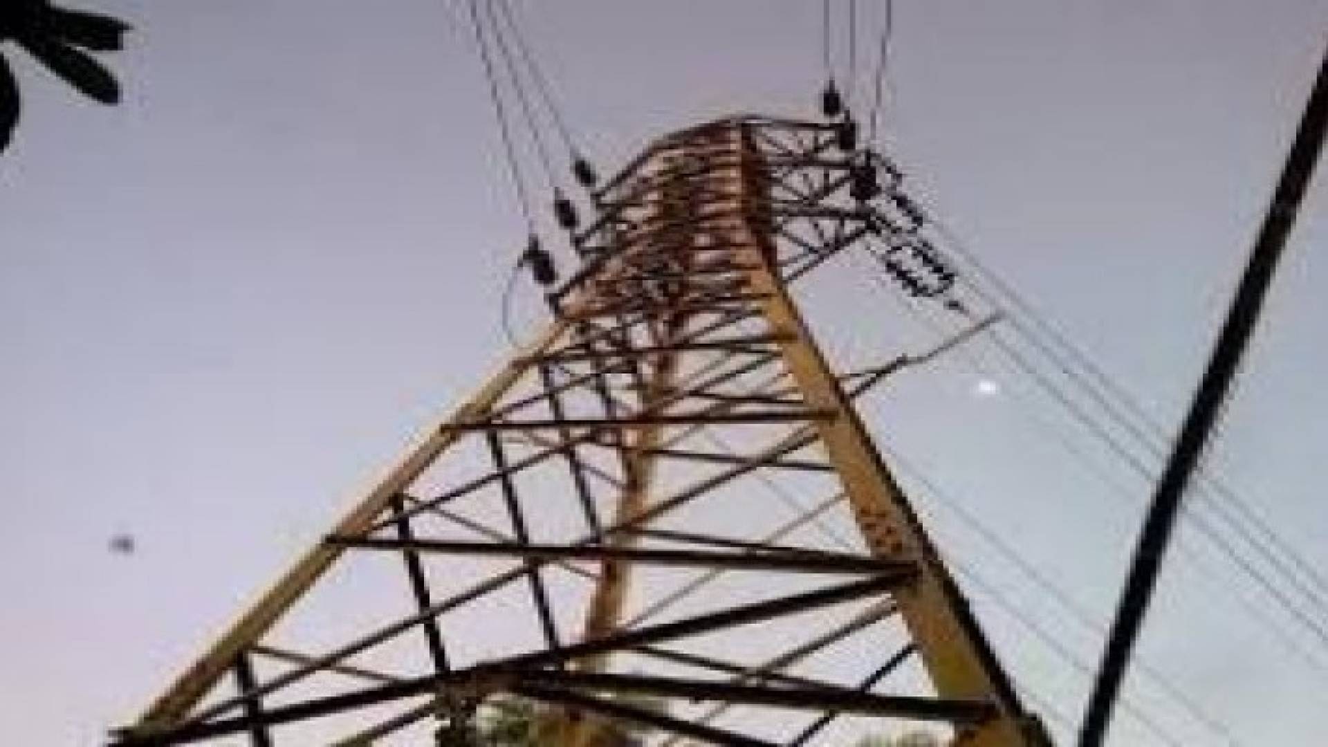 سقوط ثلاثة أبراج كهرباء في محافظات مختلفة بمصر بعبوات ناسفة