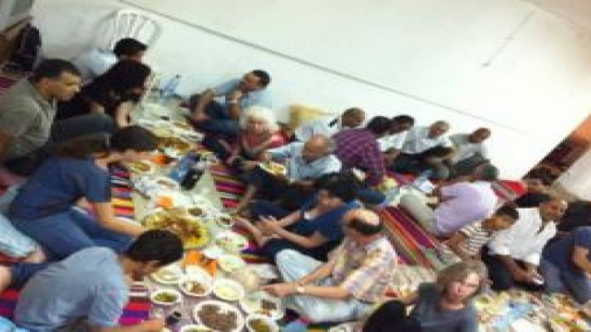 الأمن العام يقيم مأدبة إفطار جمعت النزلاء الملتزمين مع ذويهم