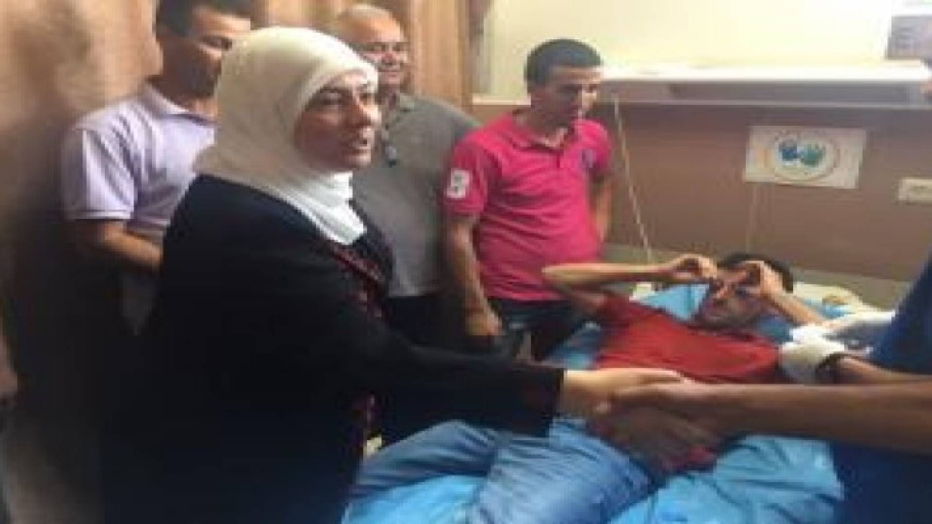 شاهد بالفيديو : تعرض فريق رؤيا  في فلسطين للاعتداء من قبل قوات الاحتلال