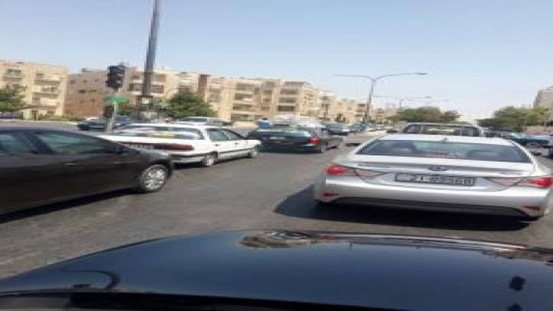 بالصور .. متطوعون ينظمون السير على اشارة دير غبار