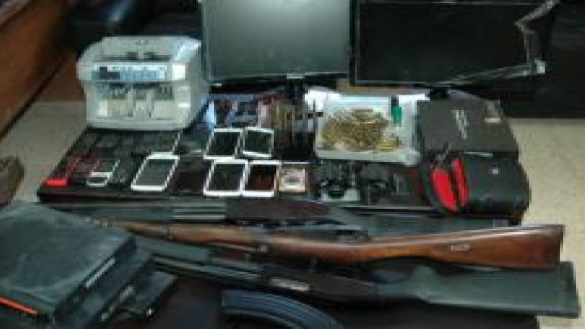 ضبط 9 مطلوبين خطيرين في مداهمه أمنية مشتركة