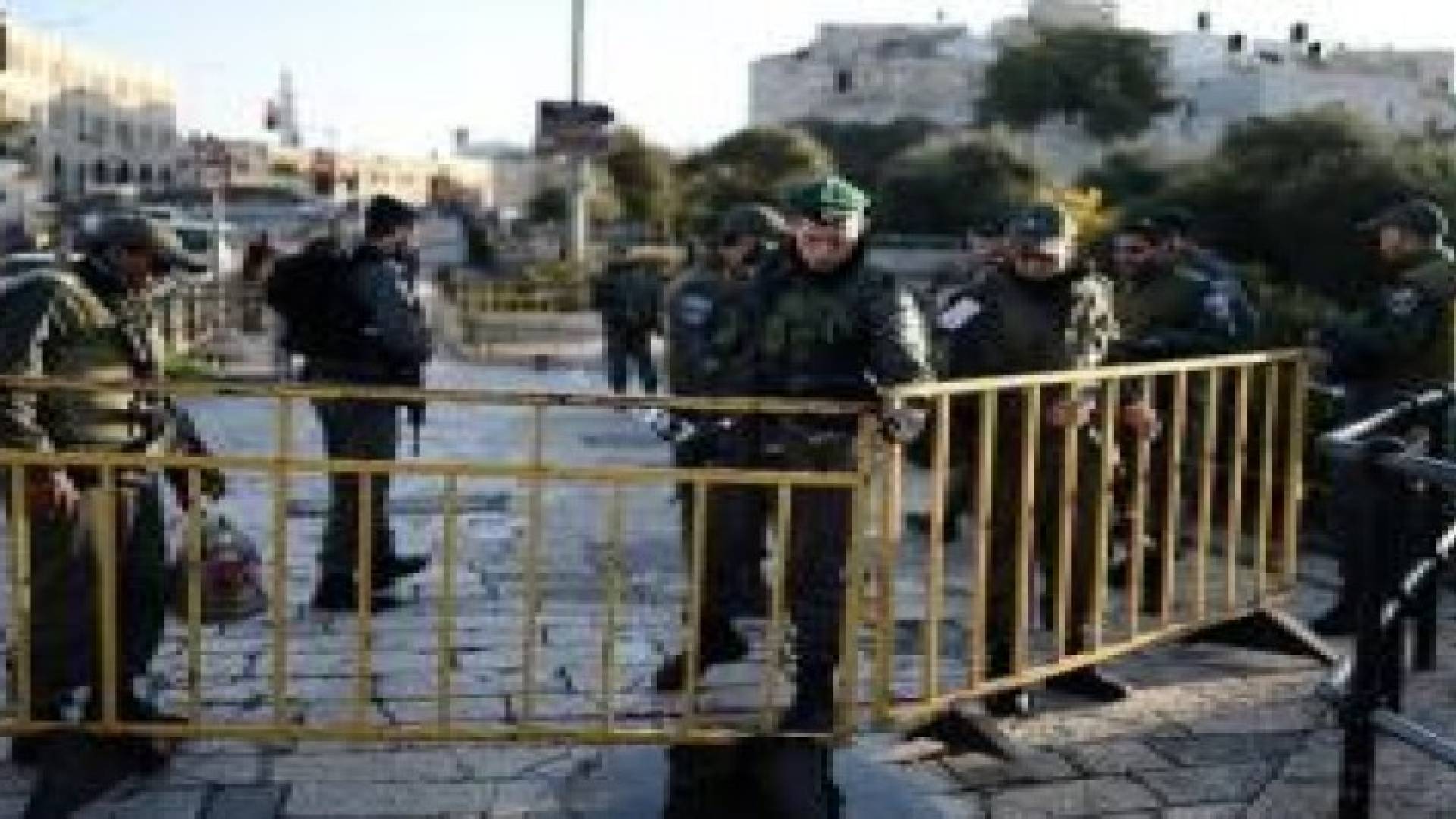 جيش الاحتلال يعتقل فلسطينيين في الضفة الغربية