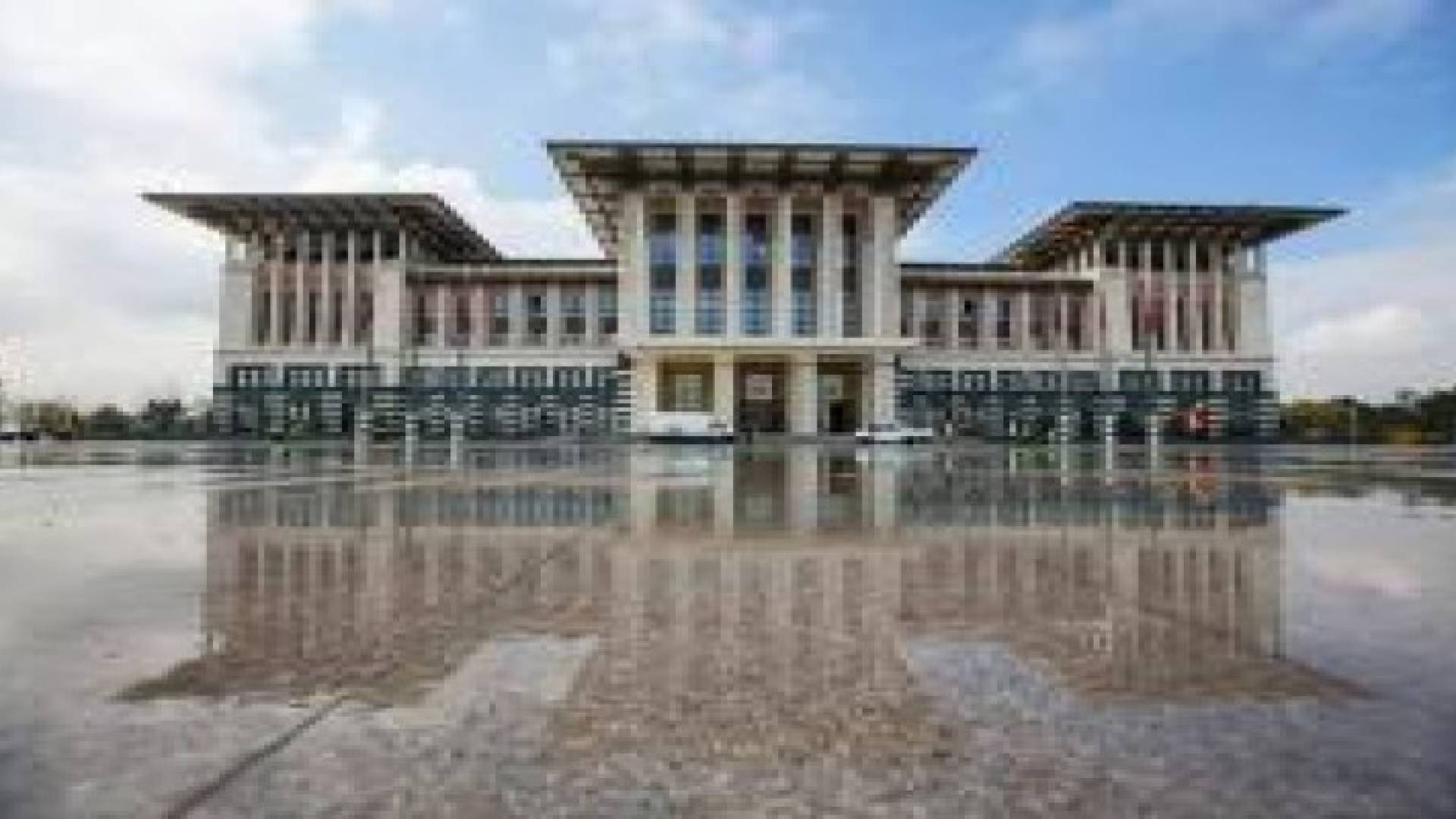 أردوغان يفتتح مسجدا ضخما داخل قصره المثير للجدل في انقرة