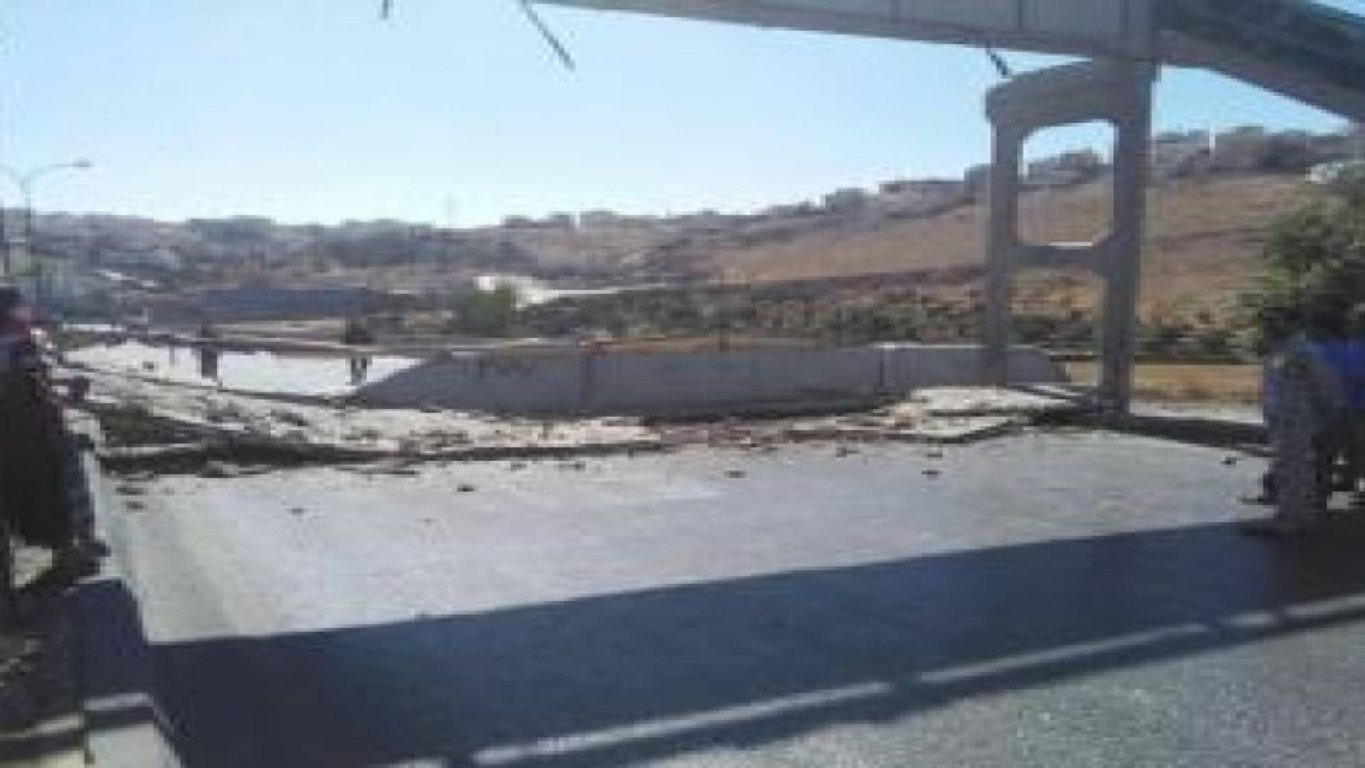 قلاب يتسبب بانهيار جسر مشاة على طريق الاوتوستراد