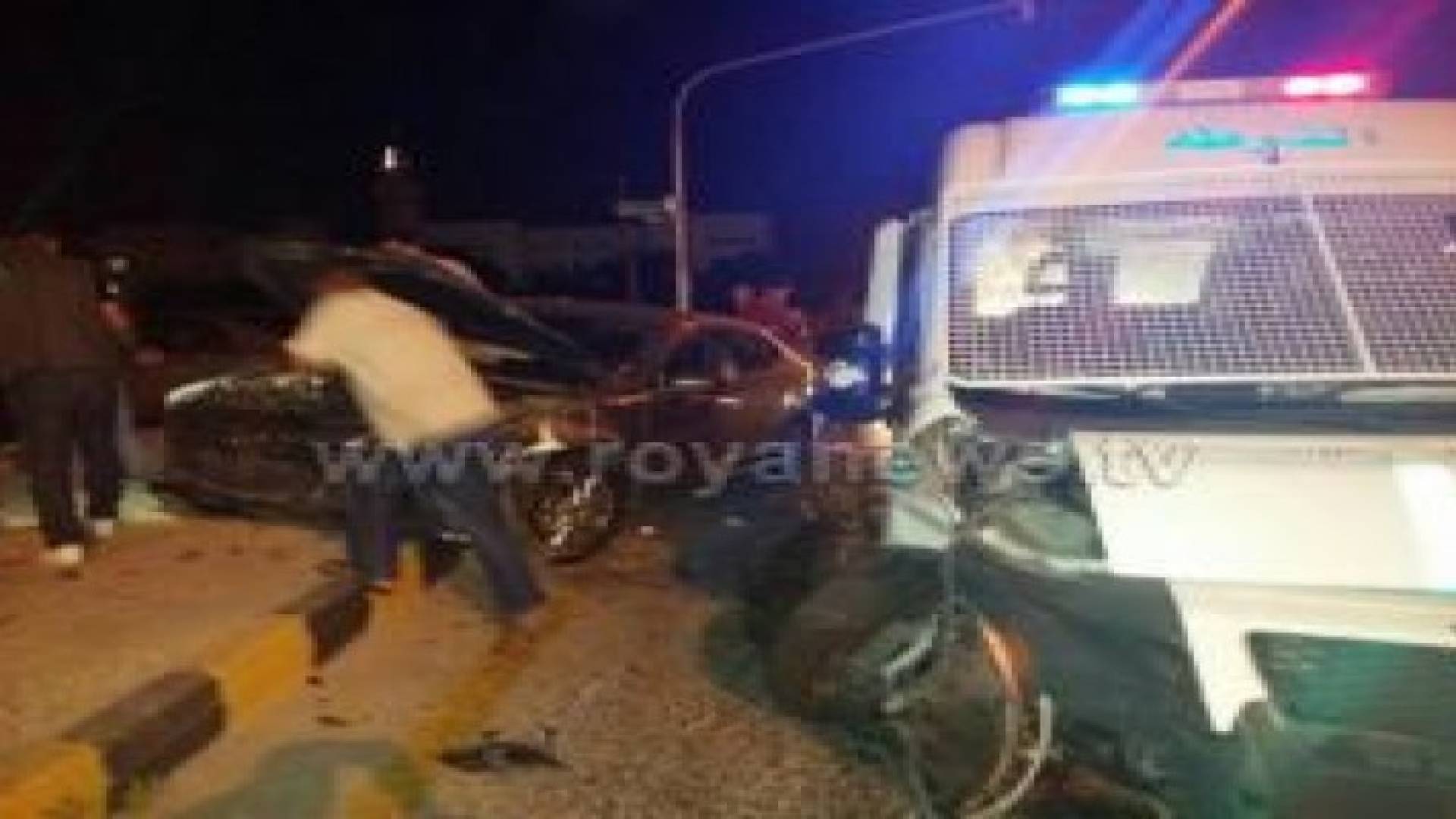 حادث تصادم بين سيارة شرطة واخرى مدنية شمال عمان..صور