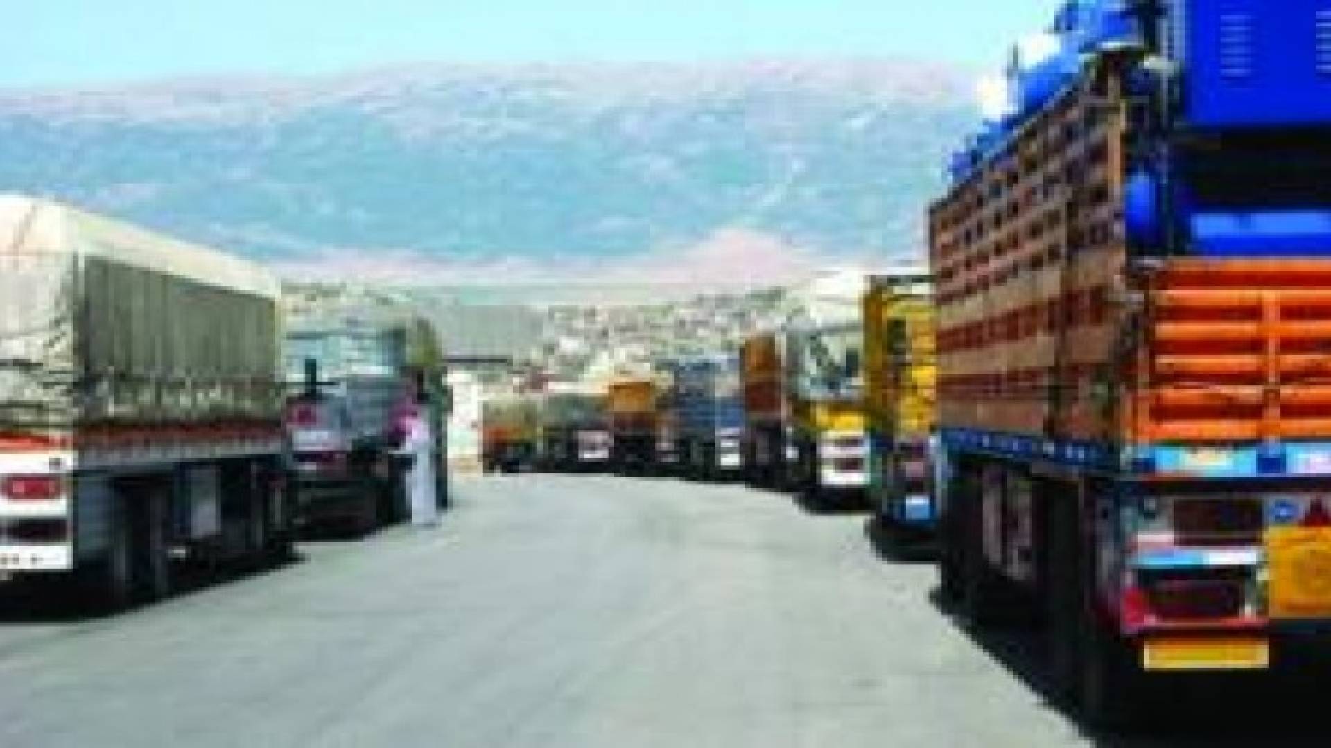 100 شـاحنـة خضـار عالقـة على الحدود السعودية منذ الخميس