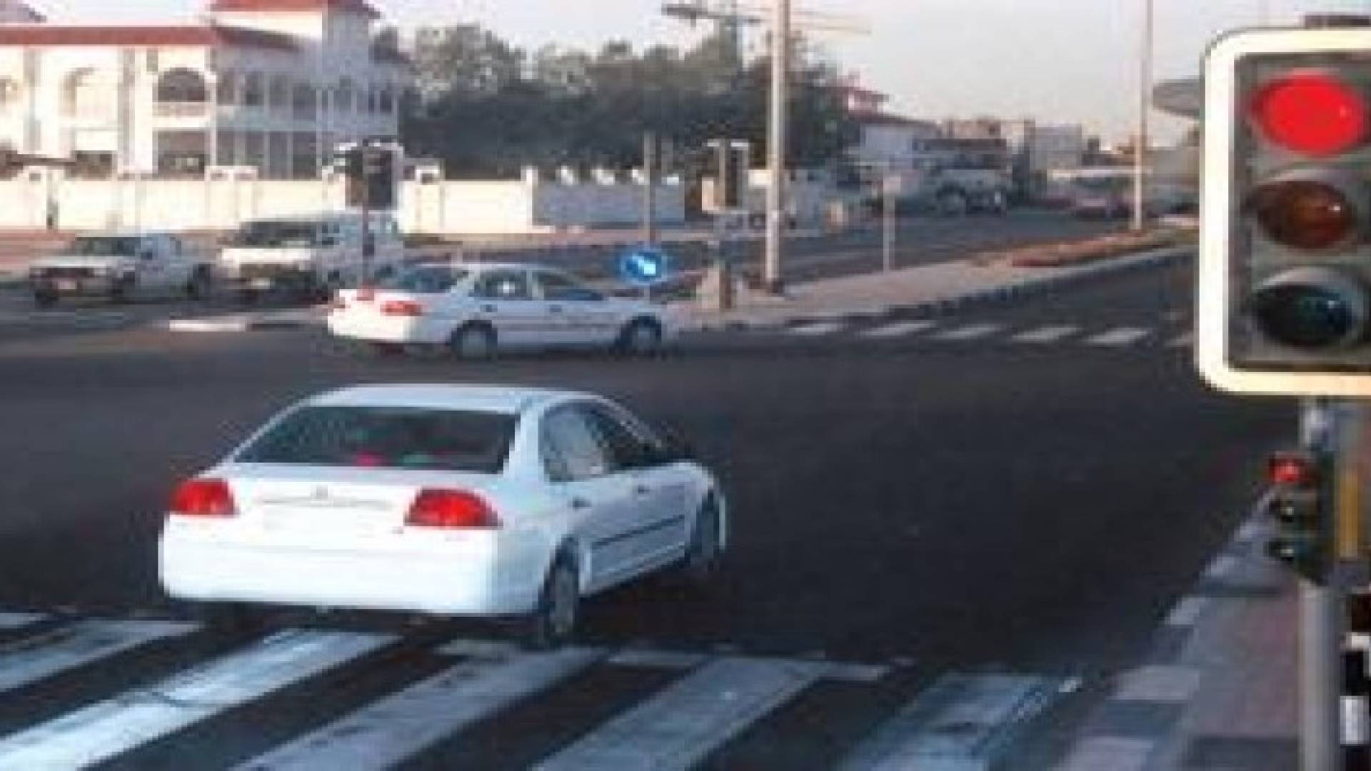 توجه لرفع مخالفة قطع الإشارة الحمراء لـ100 دينار