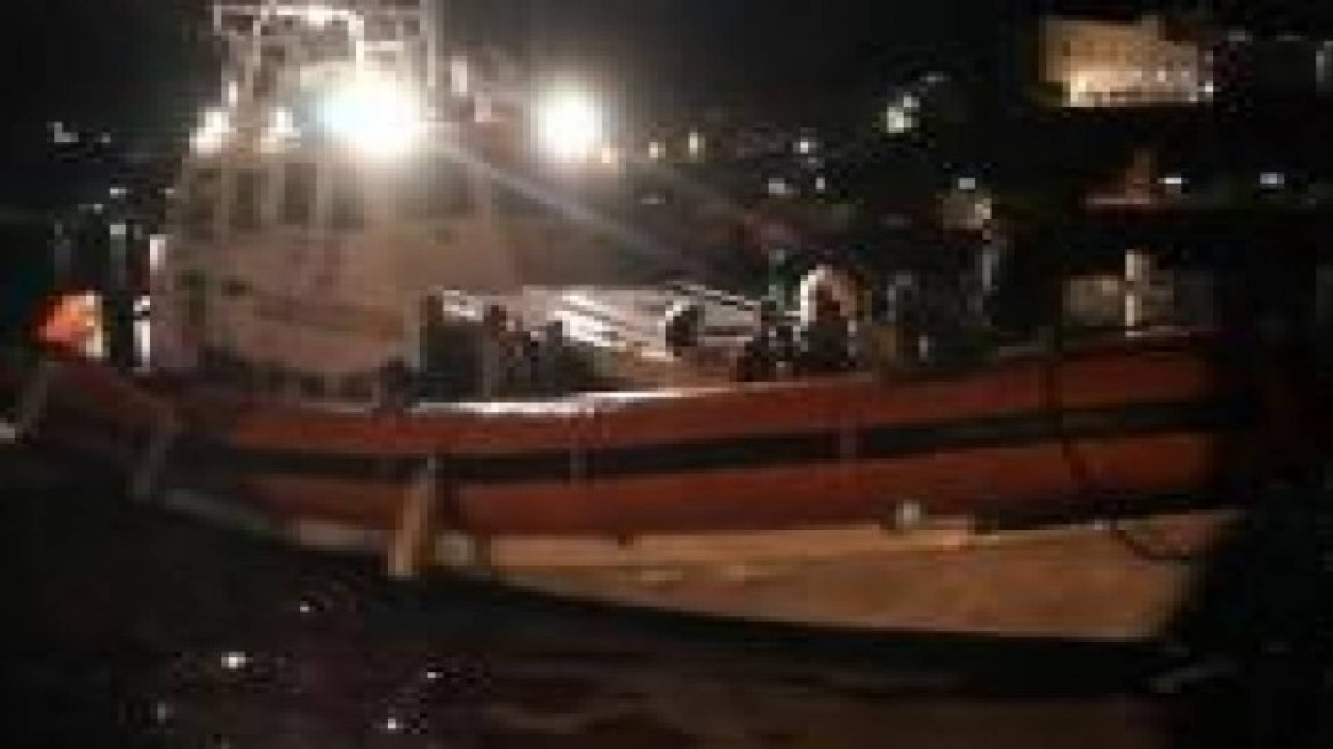 "البحرية المصرية " تنقذ ركاب وبضائع سفينة غرقت بالبحر الأحمر