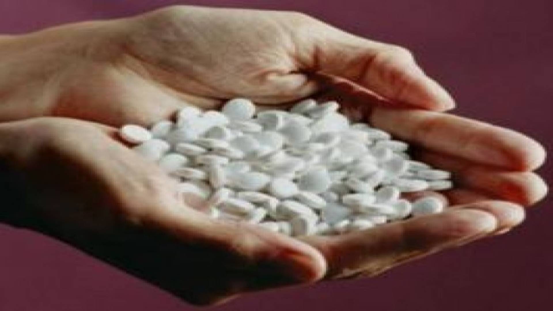 احباط تهريب 200 الف حبة مخدرة داخل إطار مركبة