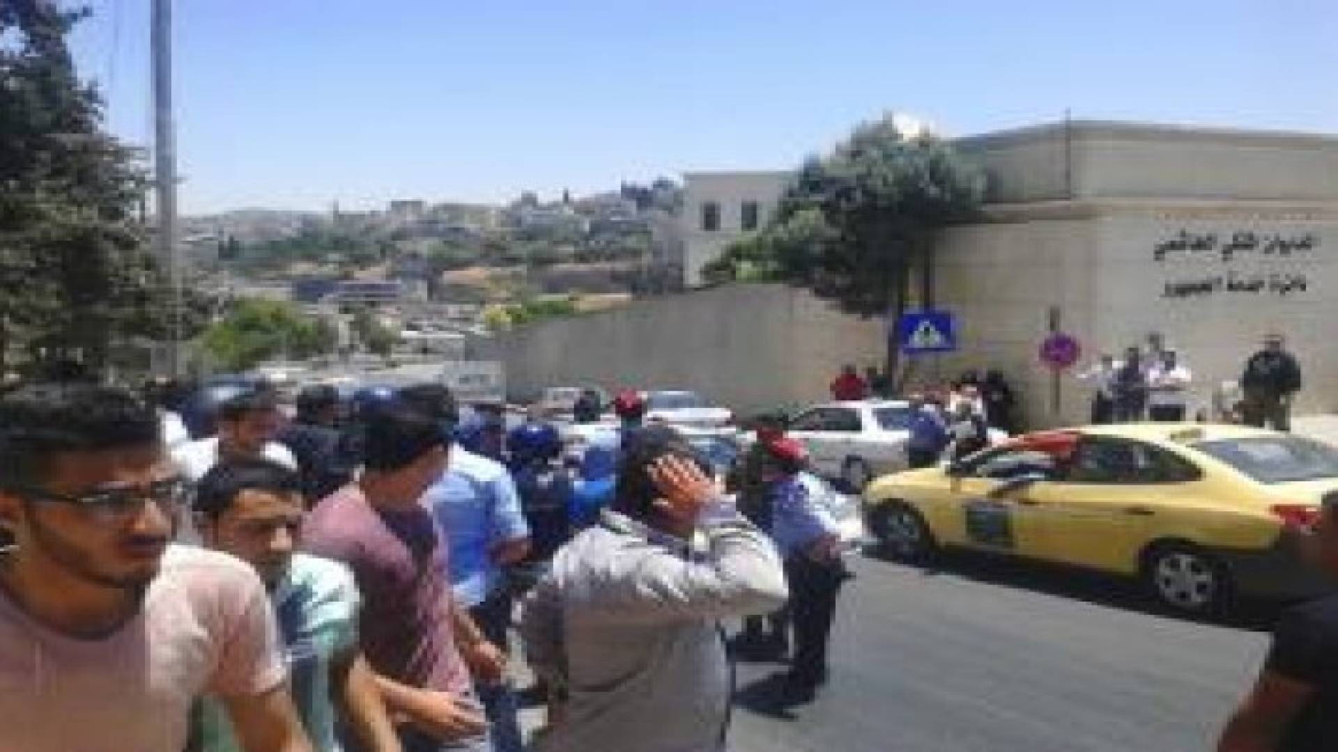 وقفة امام الديوان الملكي للطلبة الأردنيين العائدين من اليمن .. صور