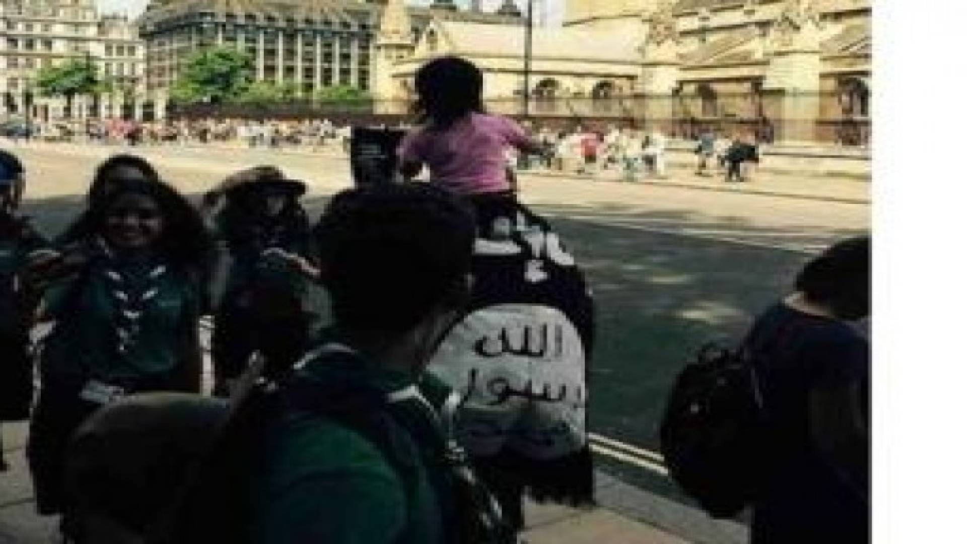رفع علم داعش أمام البرلمان البريطاني