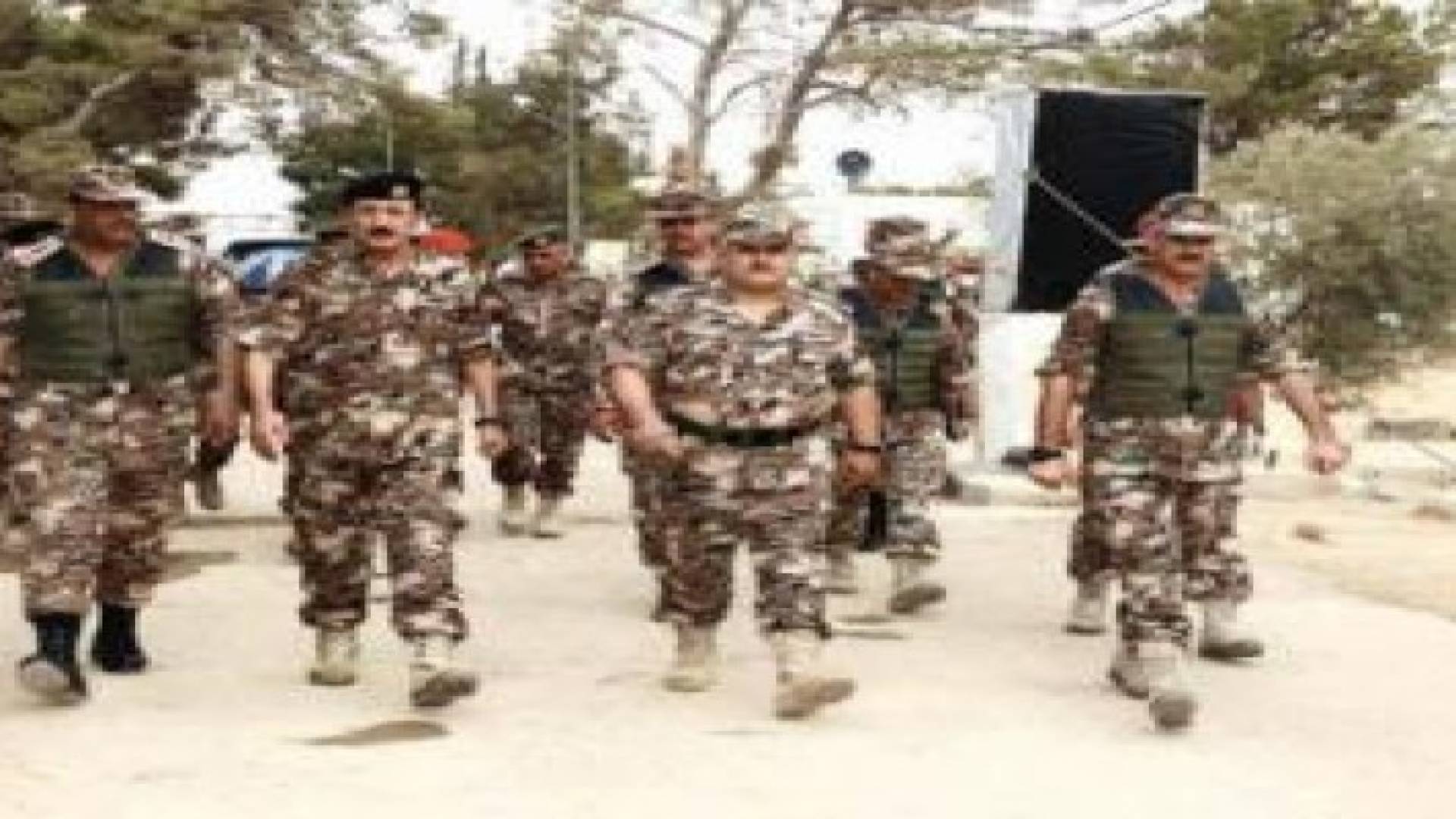 الفريق أول الركن الزبن يتفقد إحدى وحدات لواء الشهيد وصفي التل المدرع/99