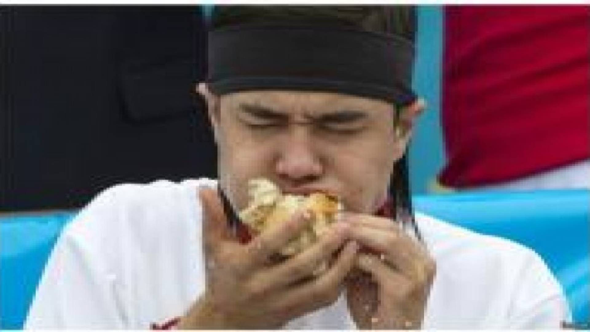 أمريكي يلتهم 62 شطيرة "هوت دوغ" ويتوج بطلا في سباق عيد الاستقلال السنوي في كوني آيلاند بنيويورك