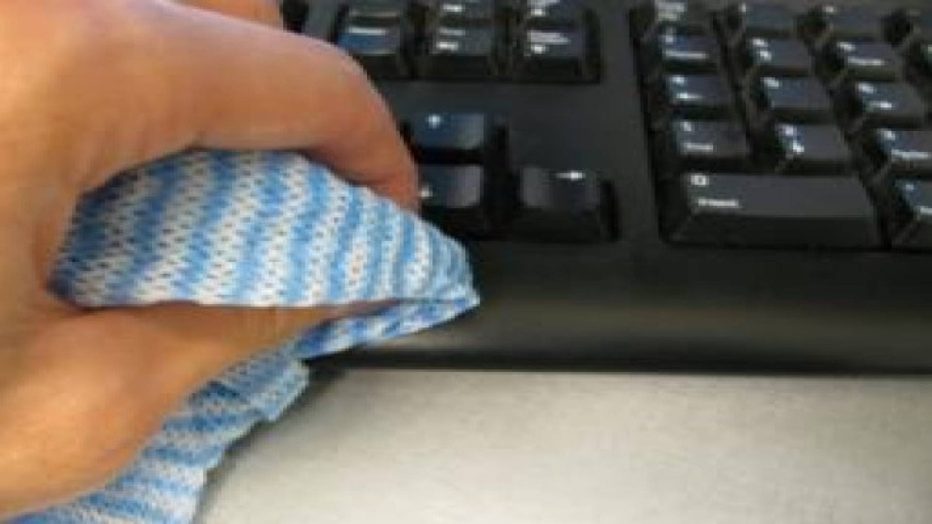 تنظيف لوحة المفاتيح ‫يحميك من الجراثيم