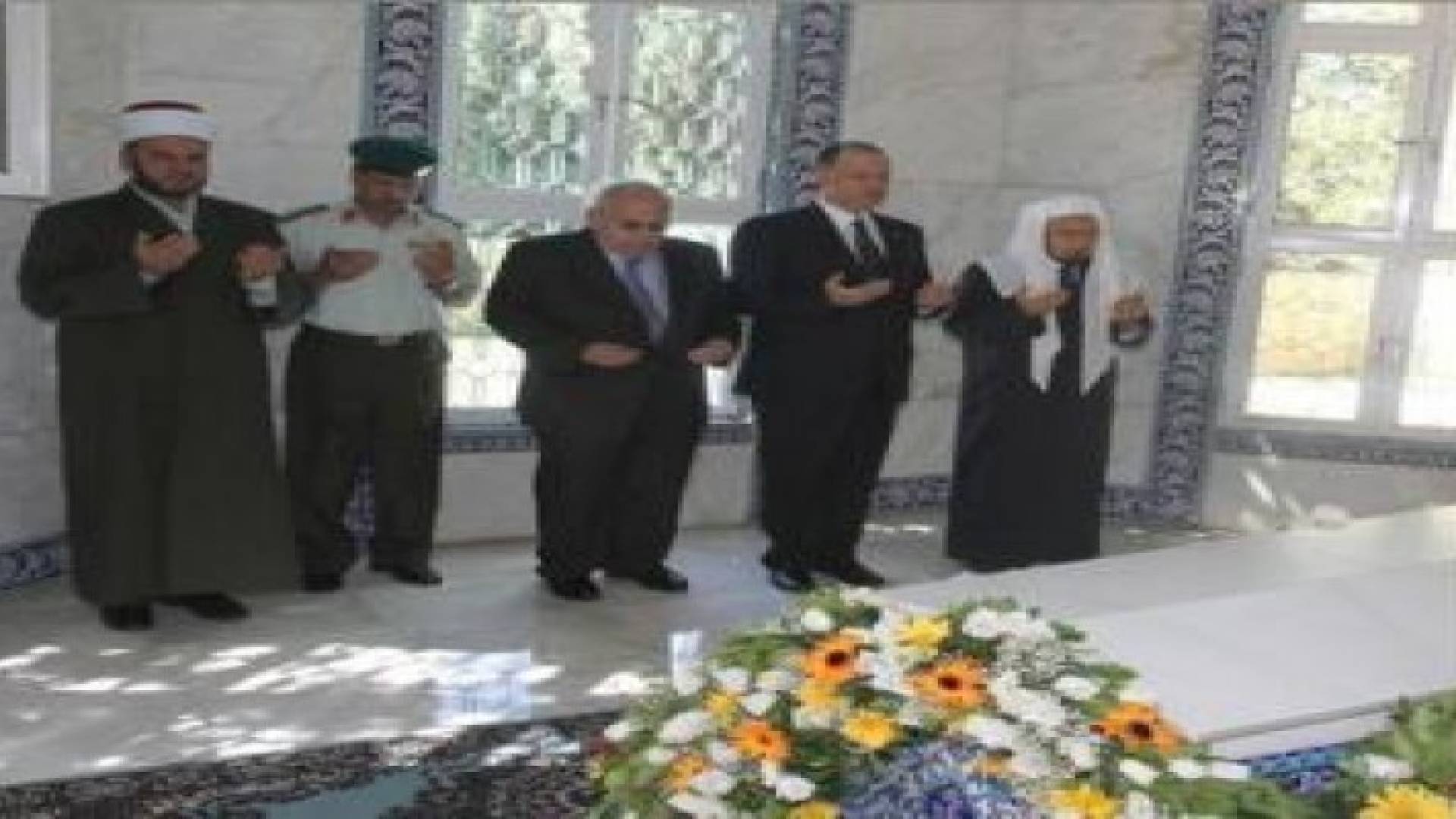 نائب الملك يزور ضريح المغفور له الملك طلال بن عبدالله
