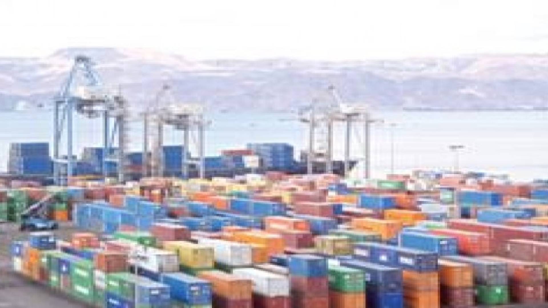 3820 حاوية مواد غذائية وإنشائية وملابس عالقة في الميناء