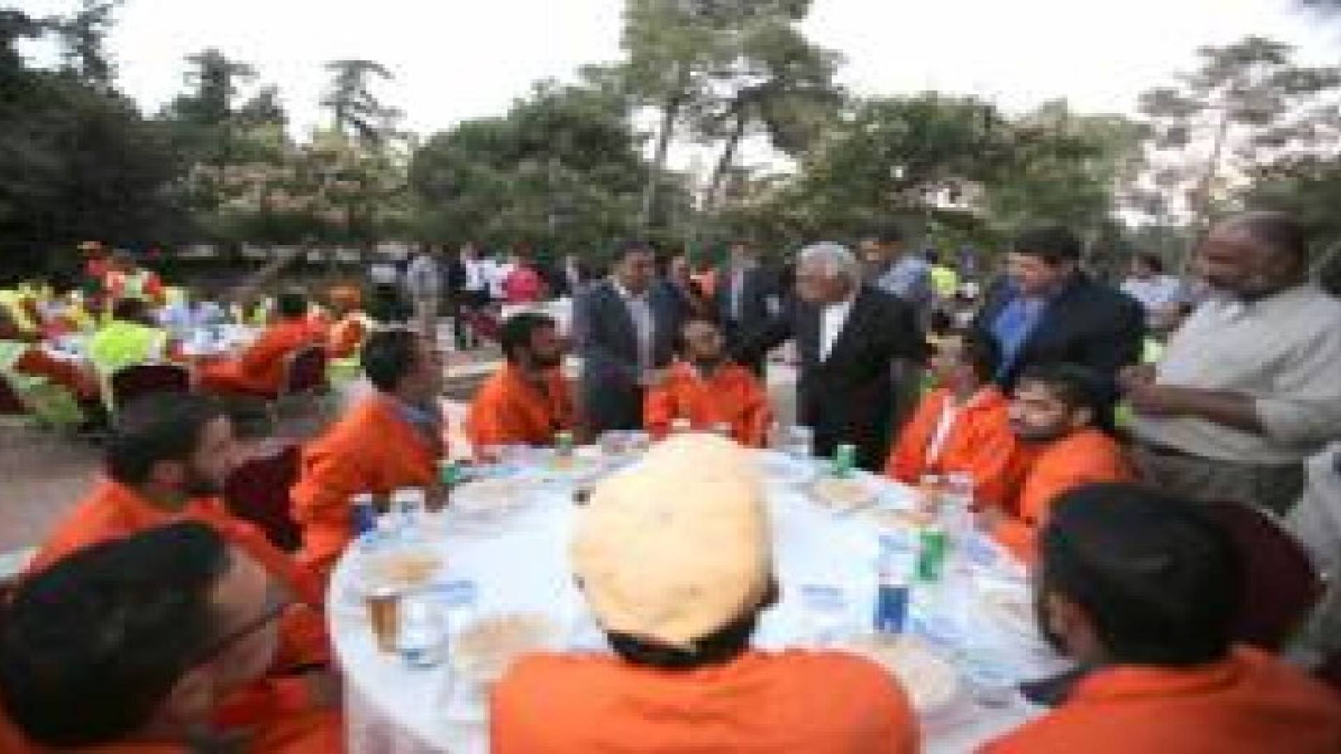 امين عمان يشارك 120 عامل وطن من مناطق زهران ووادي السير وبدر إفطارهم