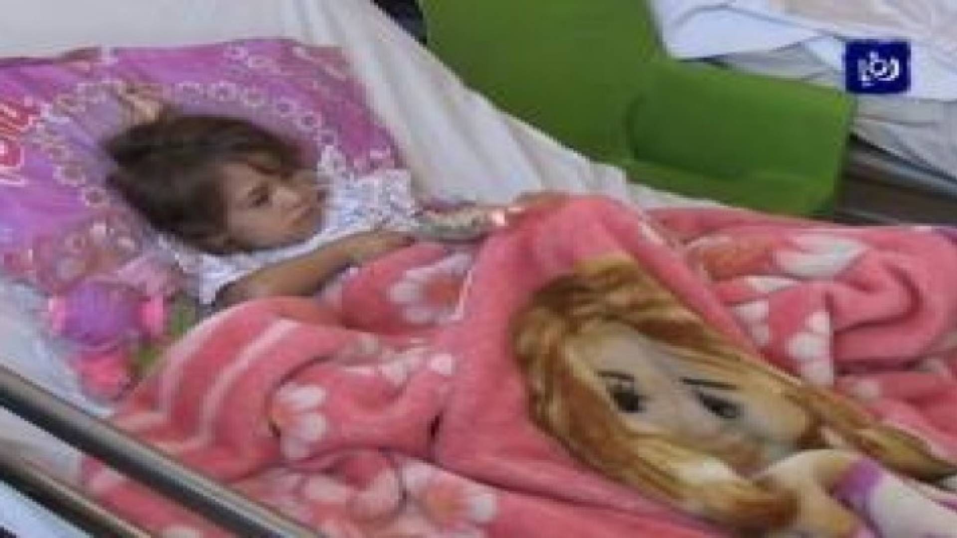 بالفيديو:  الطفلة تولين أصيبت بعيار ناري طائش مصدره مشاجرة مسلحة