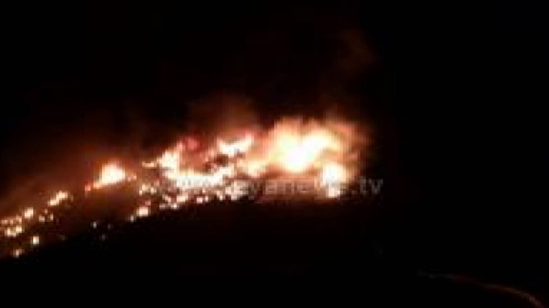 الكرك: حريق أشجار و "إطارات" في ضاحية المرج.. صور