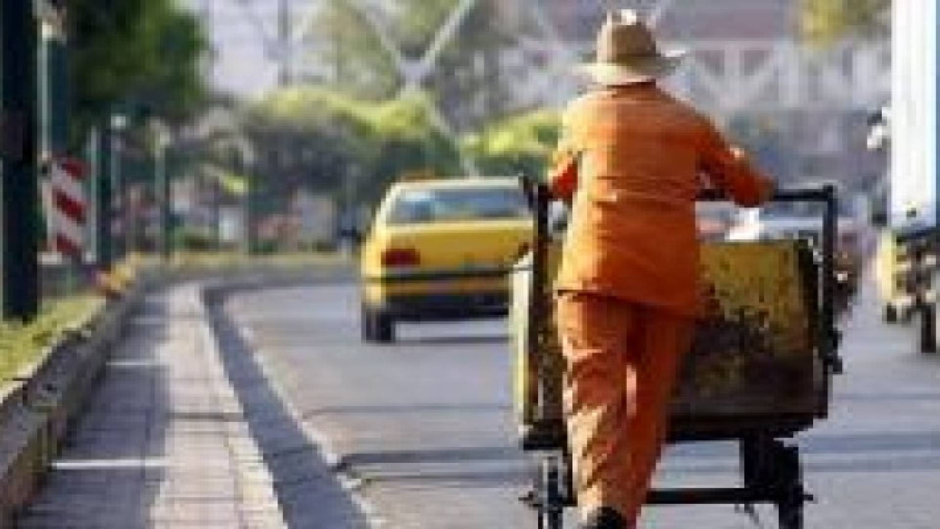 إيران.. البطالة تدفع بحملة الماجستير بالعمل في النظافة