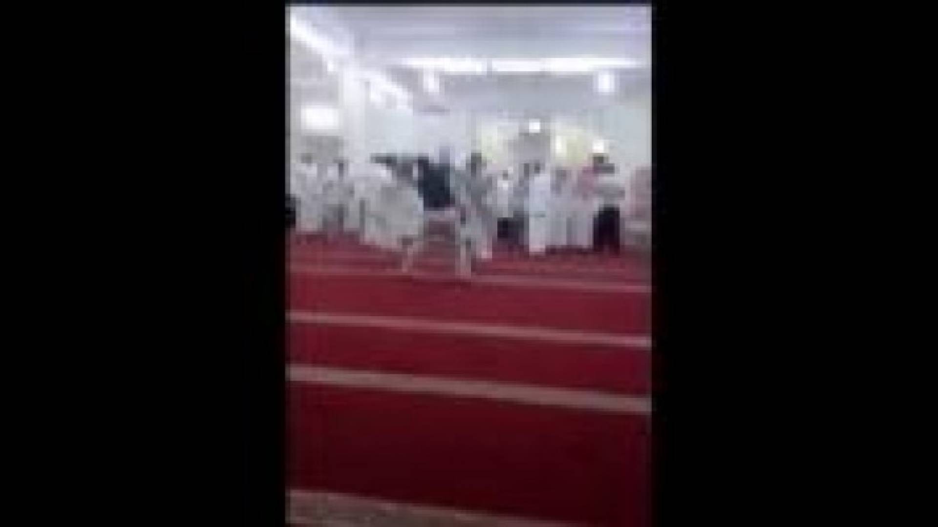 بالفيديو.. الإمساك بشاب داخل مسجد بالسعودية ادعى أنه "المهدي المنتظر"