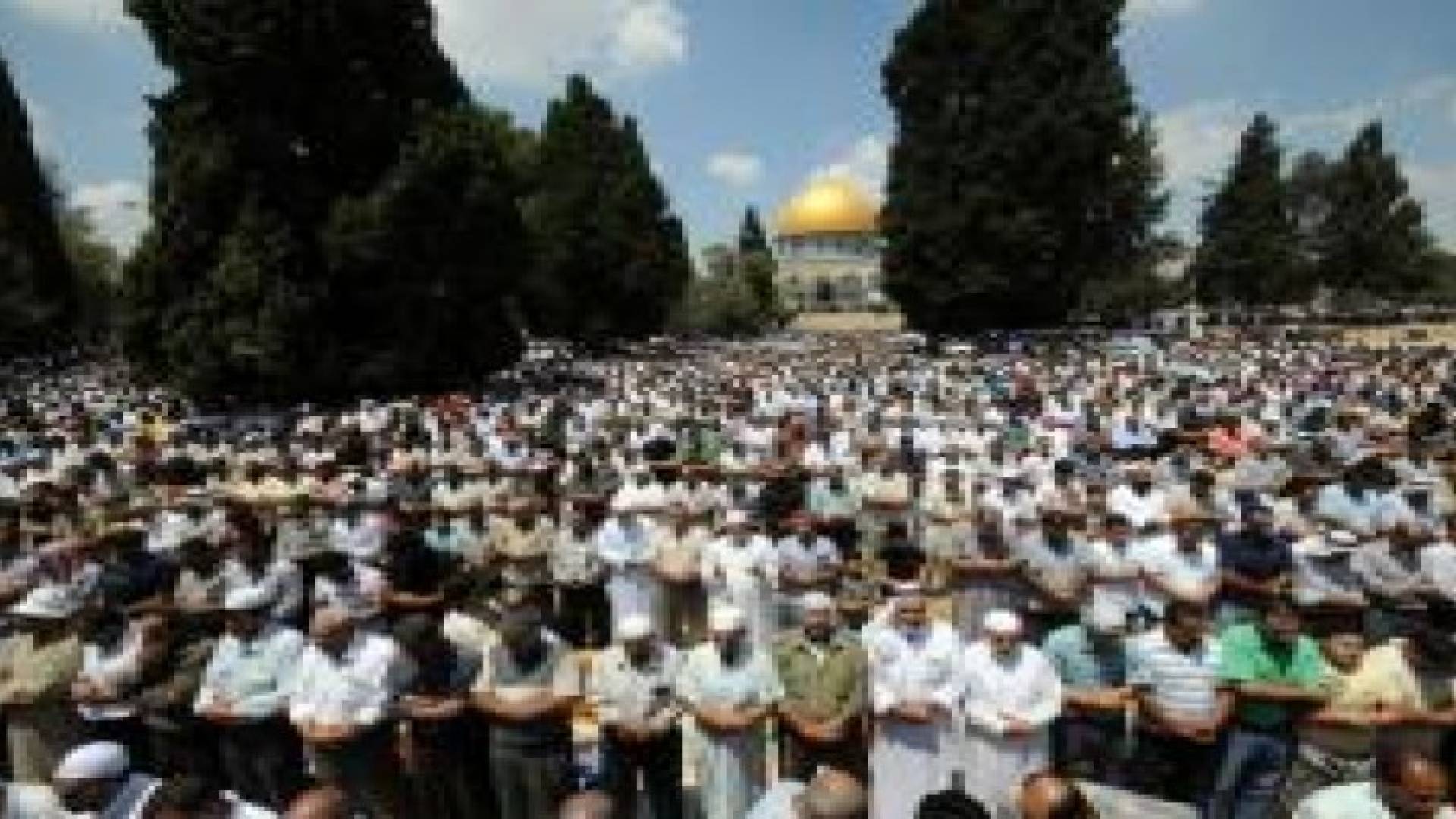 آلاف الفلسطينيين يتوجهون إلى الأقصى لصلاة الجمعة الأخيرة في رمضان