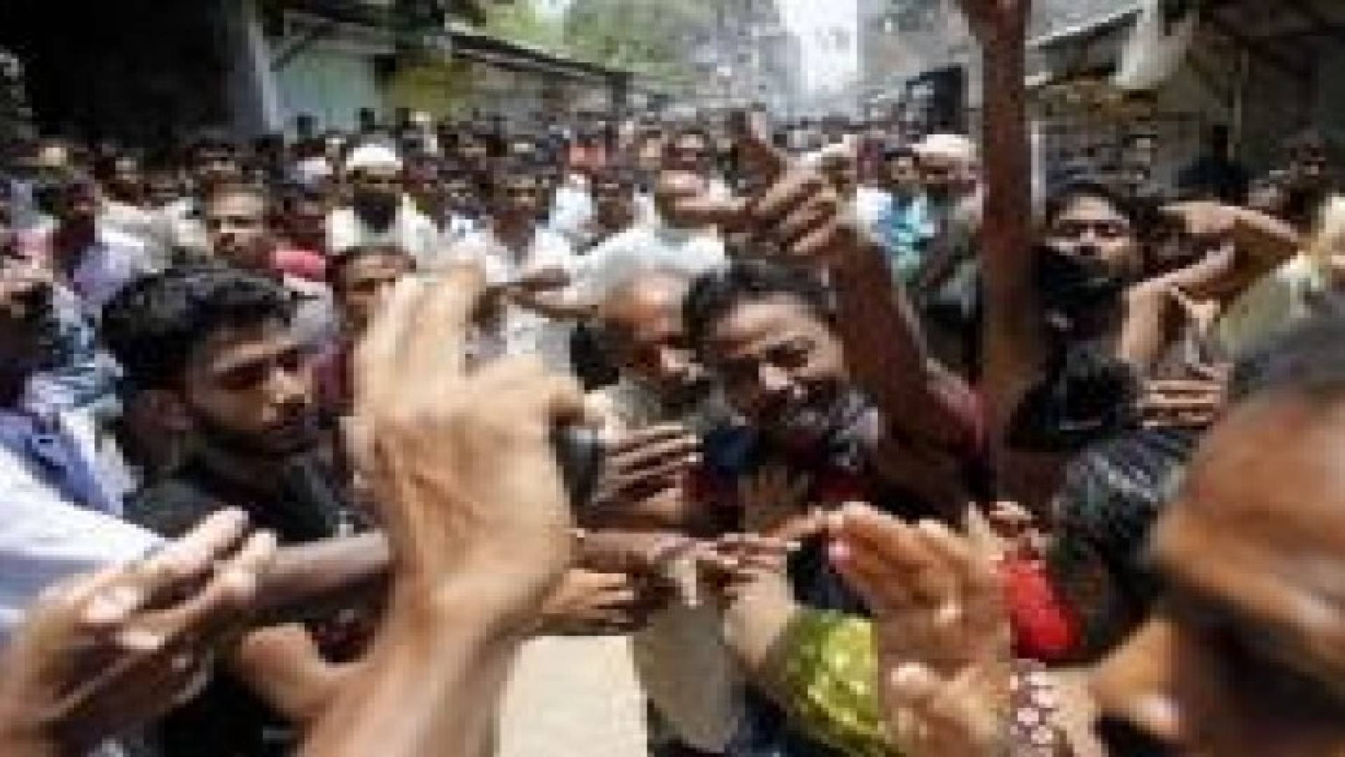 27 قتيلا بتدافع أثناء توزيع ثياب مجانية في بنغلادش