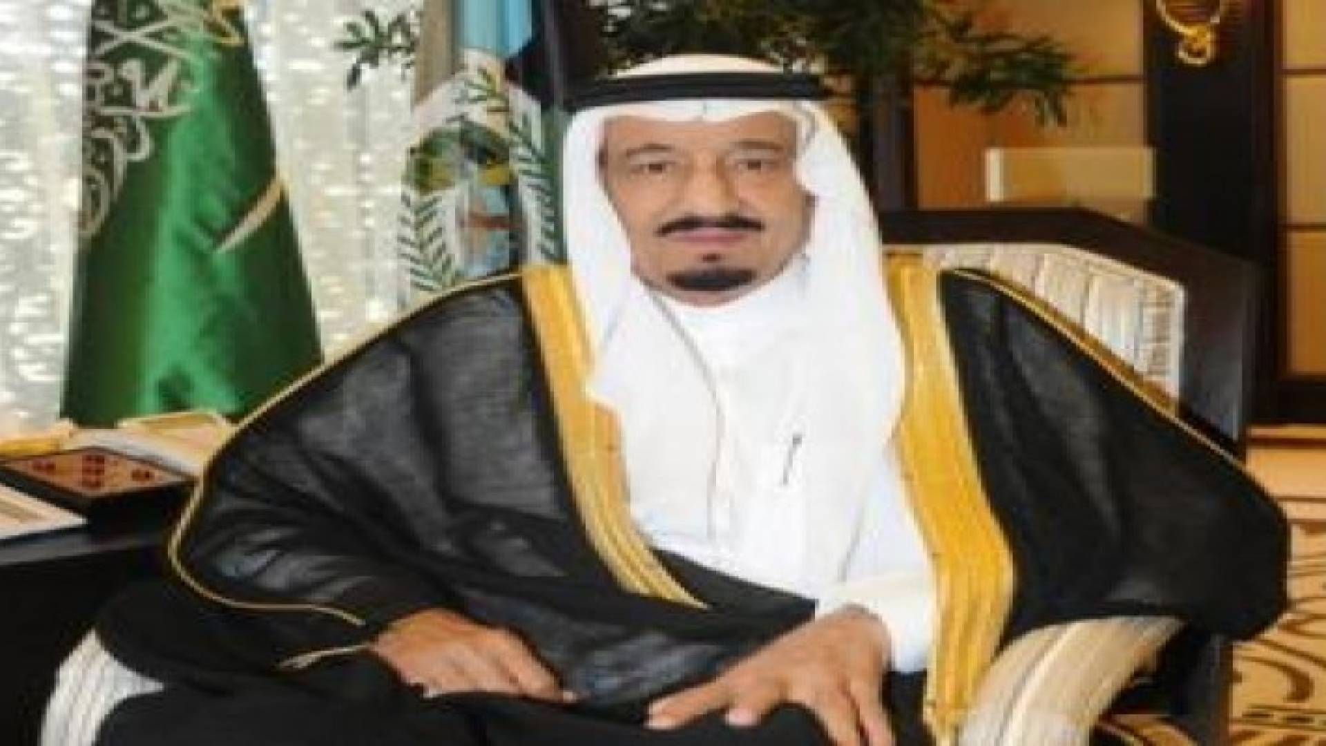 خادم الحرمين يتقدم المصلين على جثمان سعود الفيصل