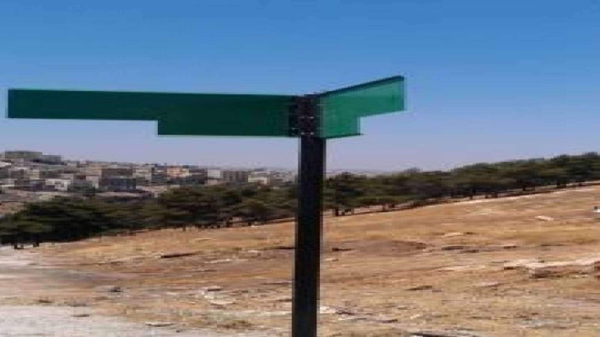 تركيب 600 لوحة خضراء على اعمدة مناطق بالعاصمة