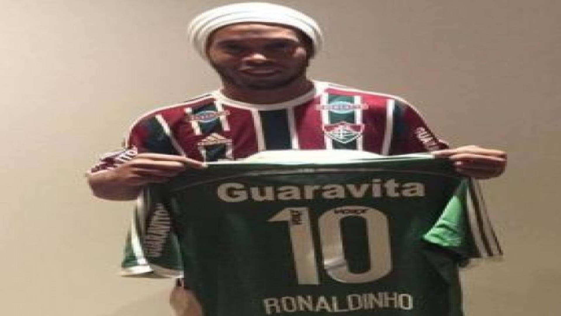 المهاجم البرازيلي رونالدينيو يتعاقد مع فلومينيسي البرازيلي