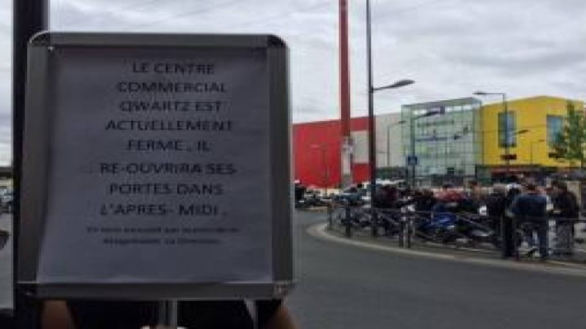 فرنسا: الإفراج عن 18 رهينة احتجزهم مسلحون في متجر بضواحي باريس