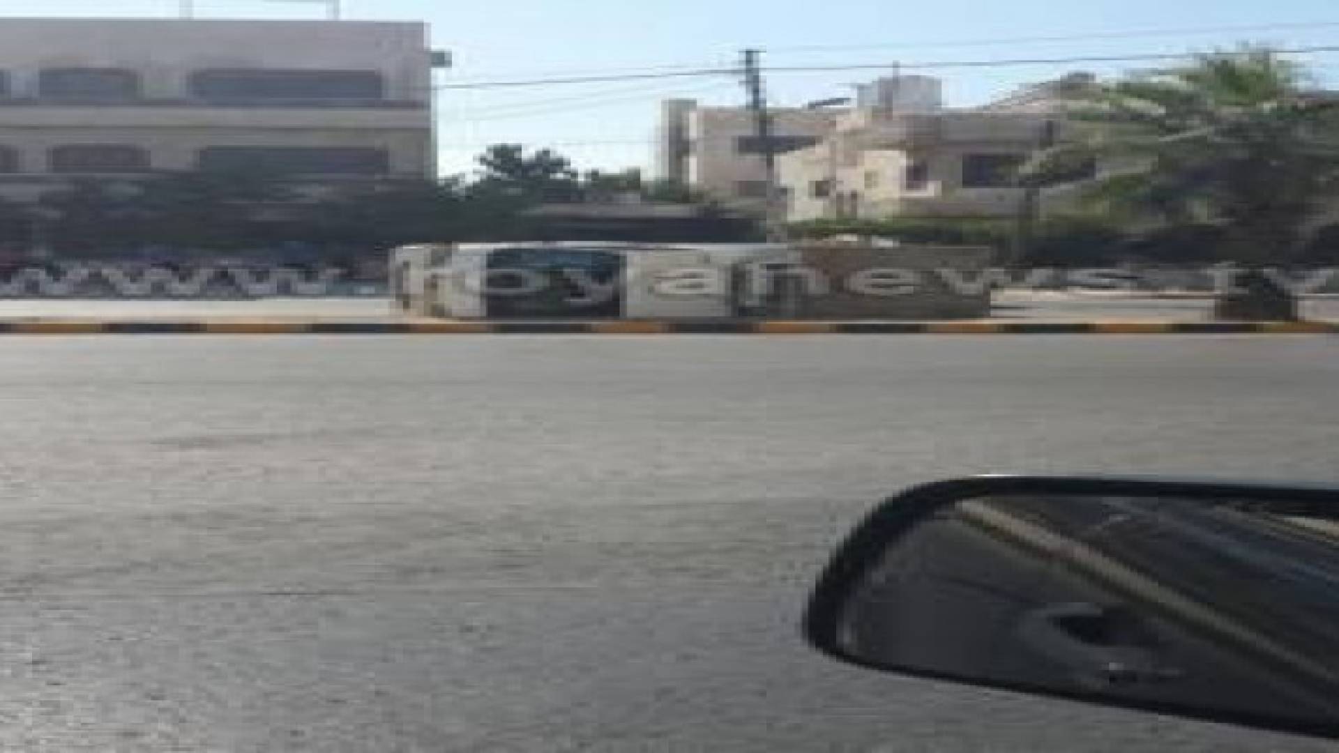 انقلاب مركبة في شارع الاقصى بحي الزهور .. صور